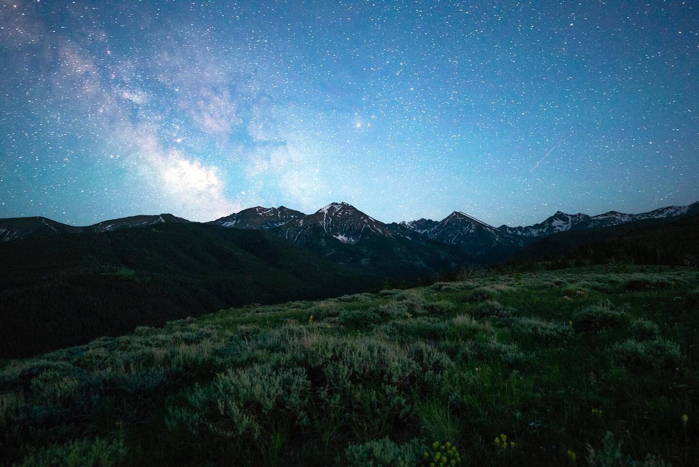 Stoked to get my first Milky Way shots of the summer this last weekend! Took this photo on one of the wildest hikes I&rsquo;ve had, @patchs_pics and I saw everything from moose to a bear to a crazy sunset and lightning storm and ended with the Milky 