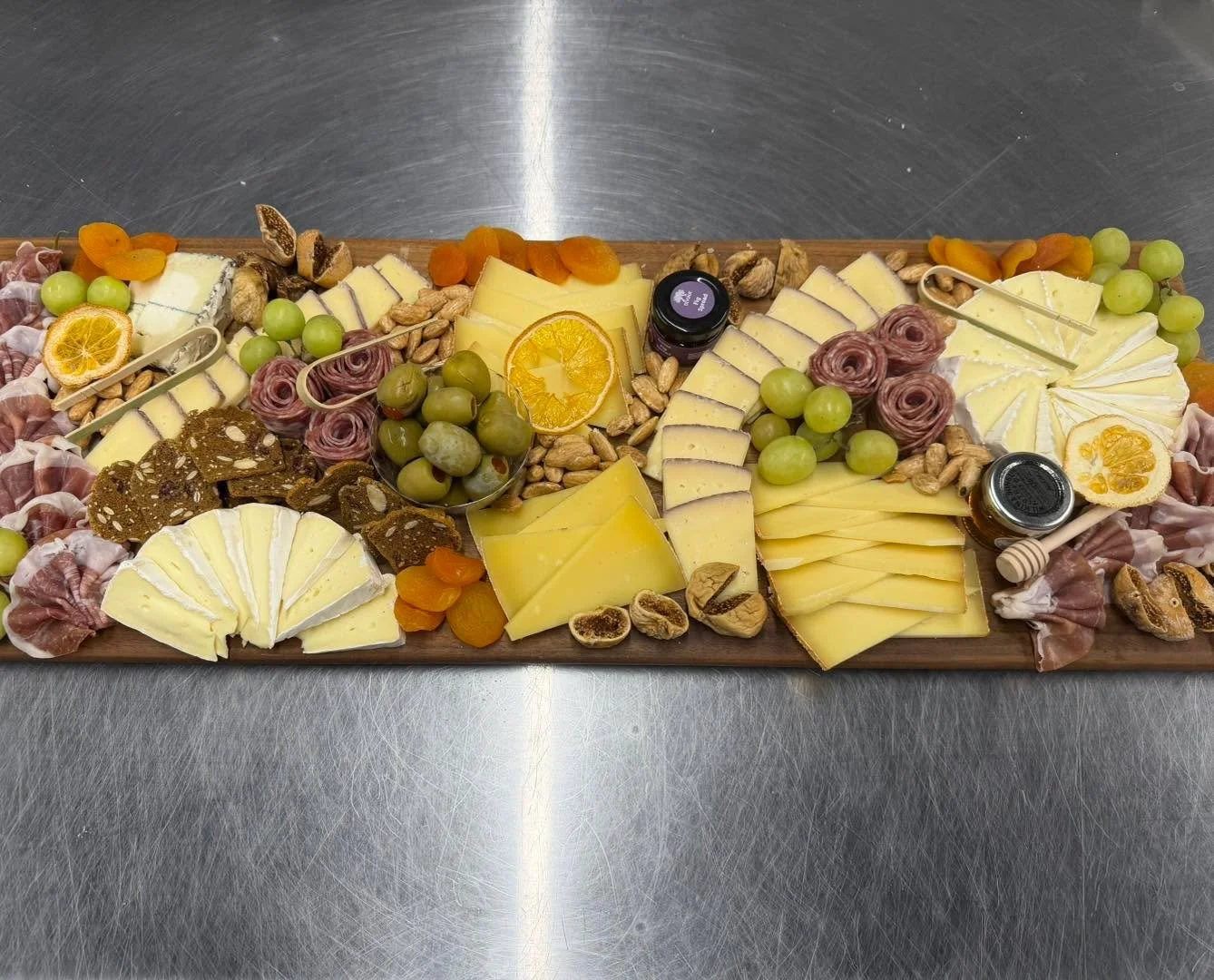🧀Boards for 1-20 people are available for your Holiday party, get together, or ‘just because!’
Make your order online or call us for a more custom or larger charcuterie!
👉MountainViewArtisanal.com
.
.
#downtownellijay #mountainviewart