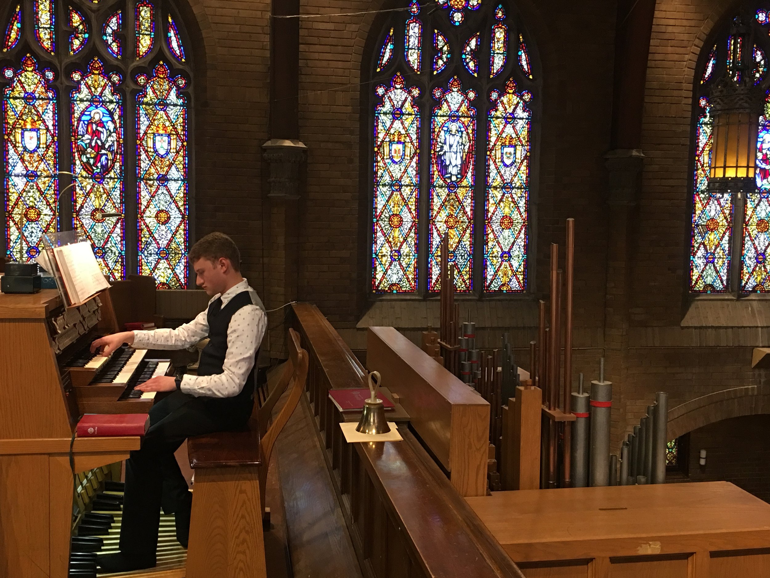 Parker MacIver Hinnenkamp at the console of the Schlicker organ in Mount Olive Lutheran Church, Minneapolis, Minnesota.