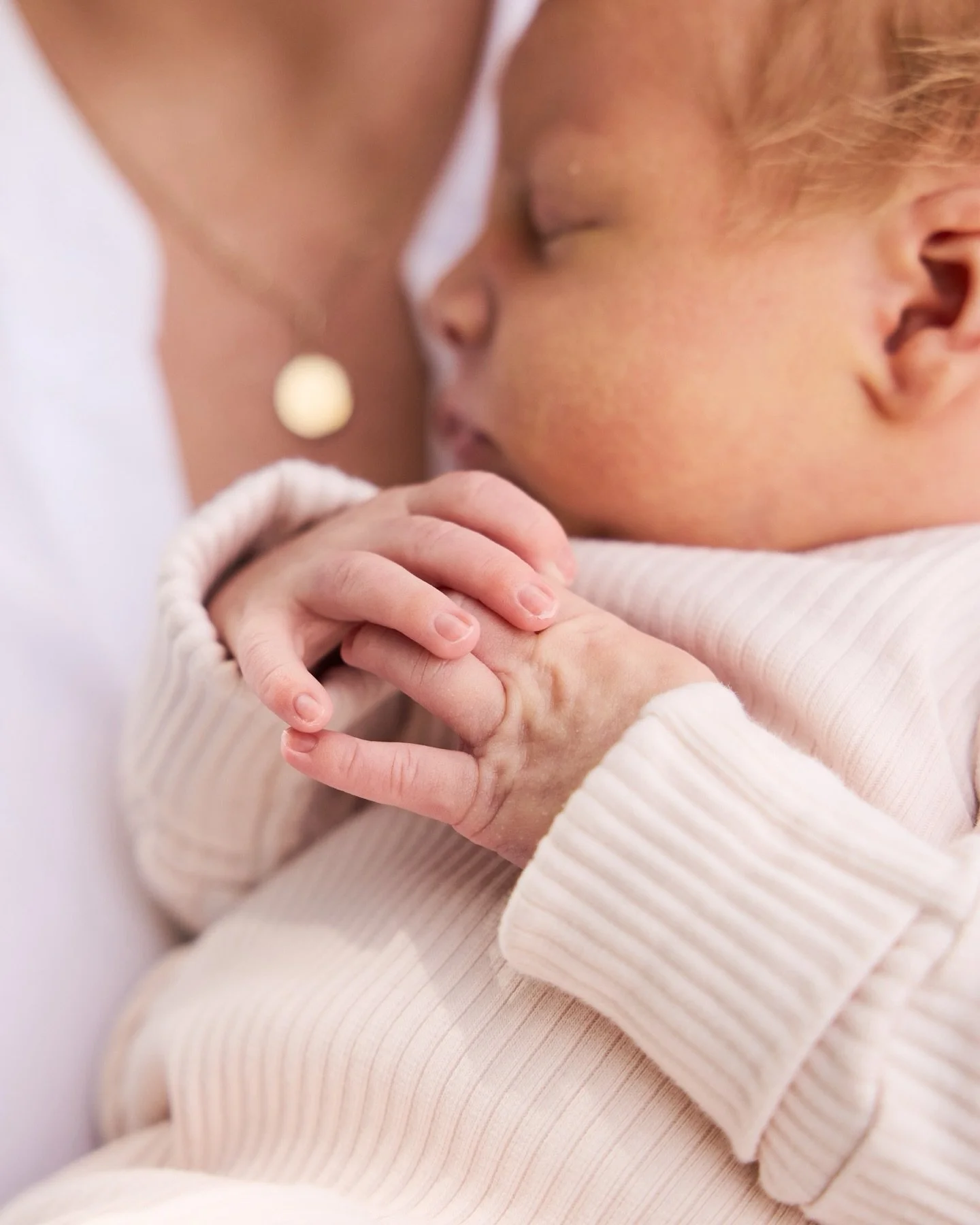 The tiniest little hands at ten days 🥹 Surrounded by so much love from his family. This one was freezing cold and windy but the whole family did so well. I love capturing this stage with siblings, seeing how gentle they are and excited to have a lit