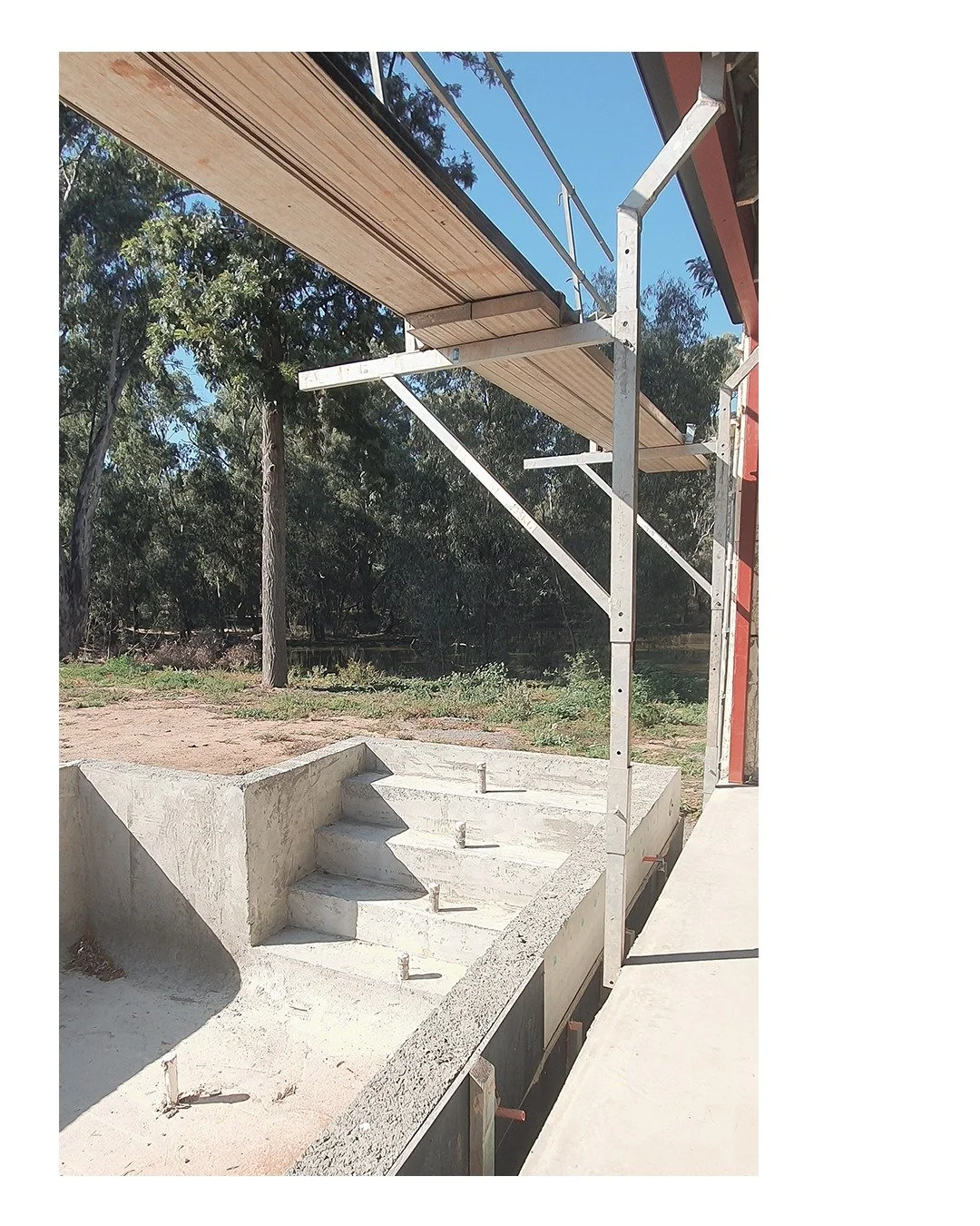 RIVERBANK HOUSE.

Beyond the spider web of steel and timber lies the Goulburn River.

#riverbankhouseproject #architecturedesign #architecturedaily