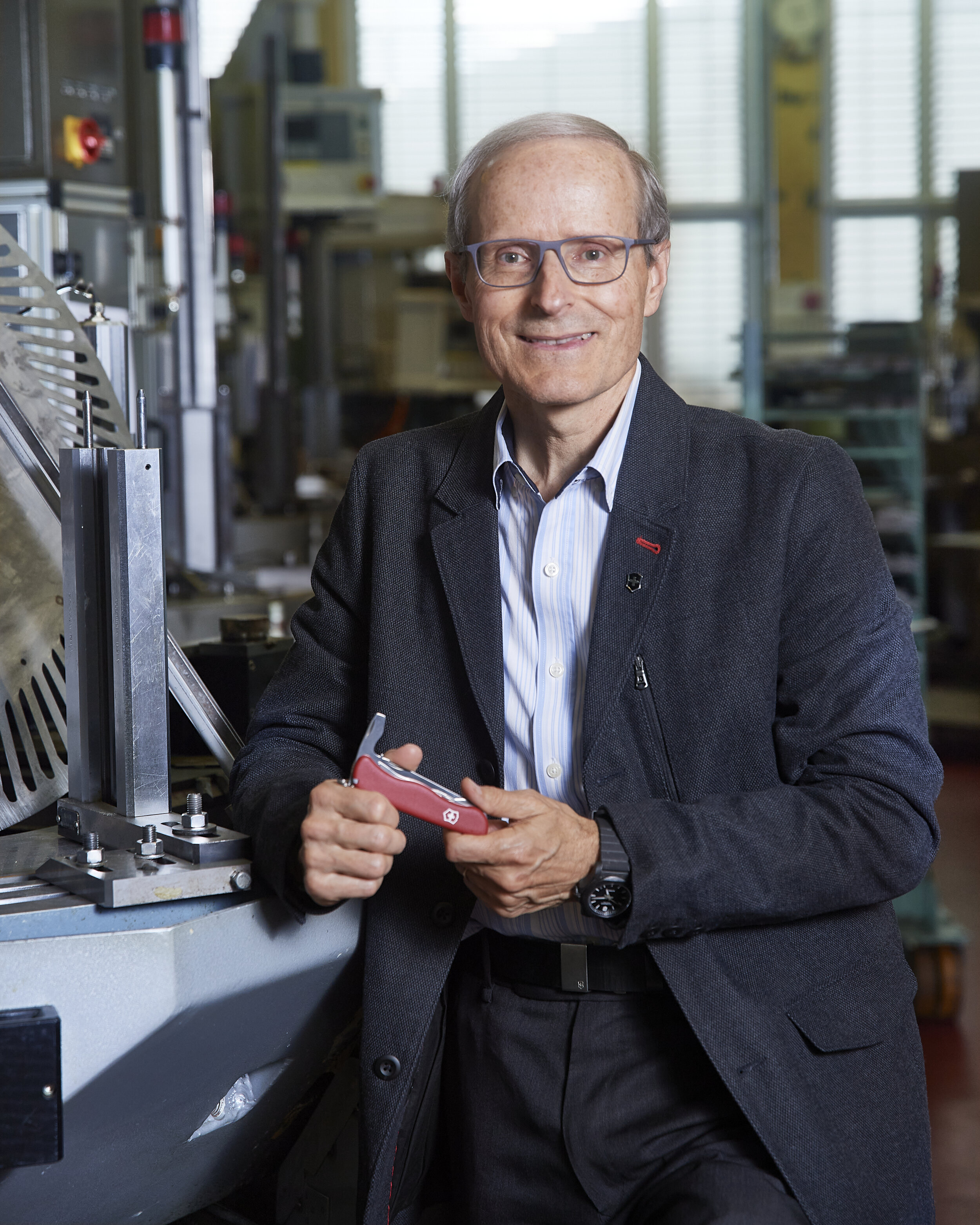 Carl Elsener (* 1958) ist ein Schweizer Unternehmer und seit 2007 Group CEO der Victorinox AG, einem Messerhersteller in Familienbesitz "Swiss Army Knive" mit über 2000 Mitarbeitern. 