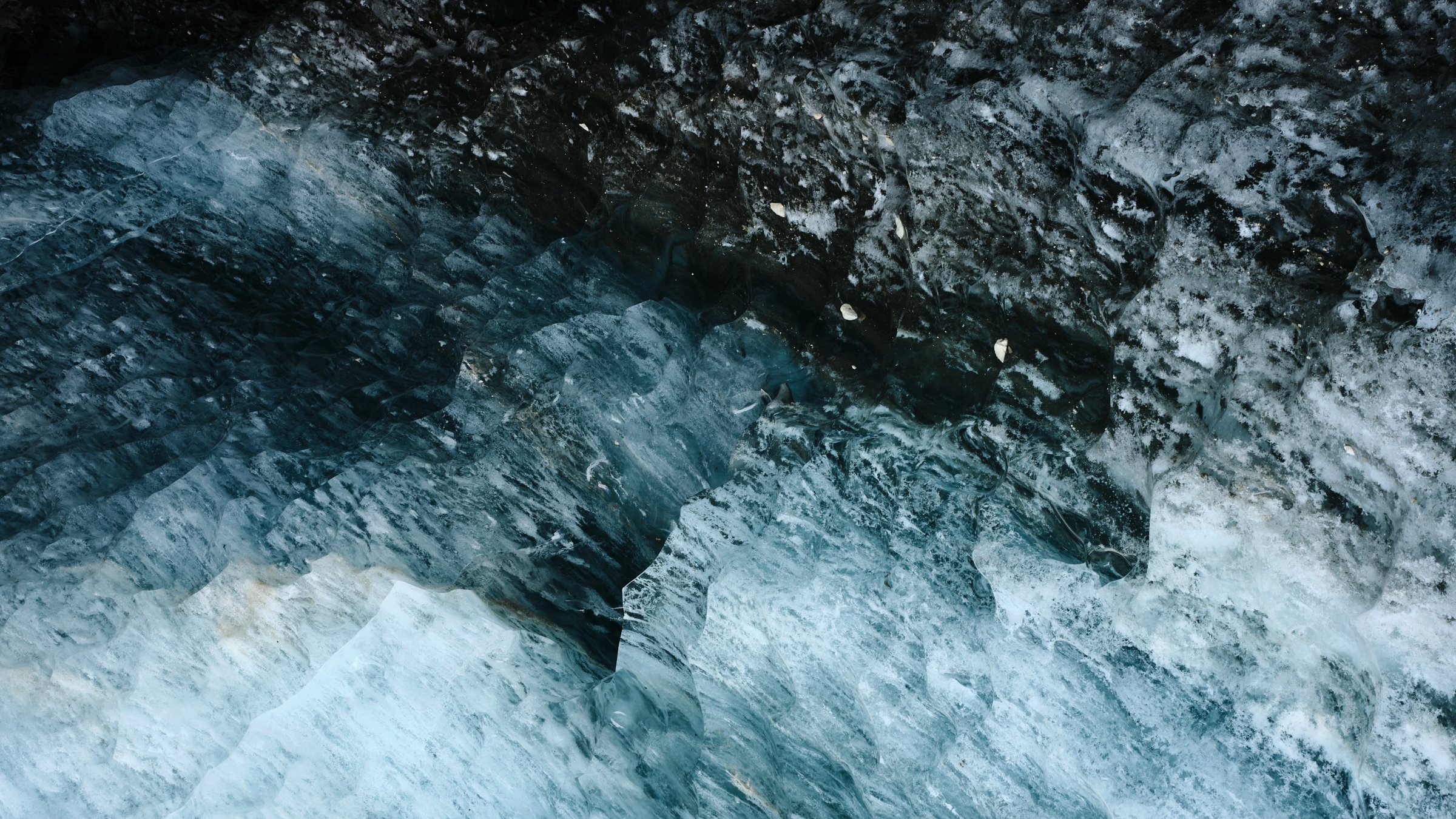 Glacier Echoes ist eine Fotoserie des Fotografen Jörg Kaufmann, die uralte Eis- und Gletscherhöhlen - Zeitkapseln, die vor über 1600 Jahren unter den Alpen versiegelt wurden - einfängt.