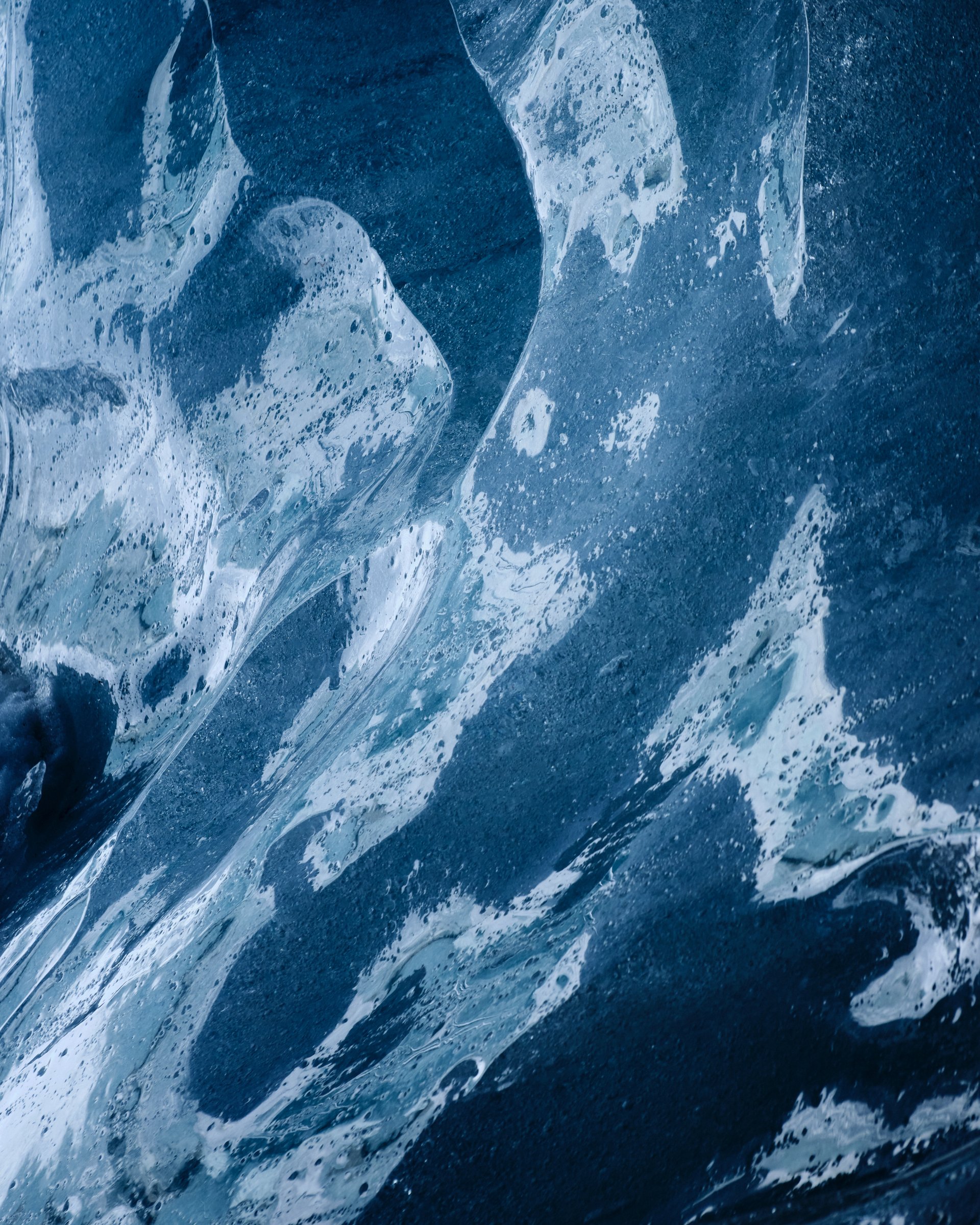 Glacier Echoes ist eine Fotoserie des Fotografen Jörg Kaufmann, die uralte Eis- und Gletscherhöhlen - Zeitkapseln, die vor über 1600 Jahren unter den Alpen versiegelt wurden - einfängt.