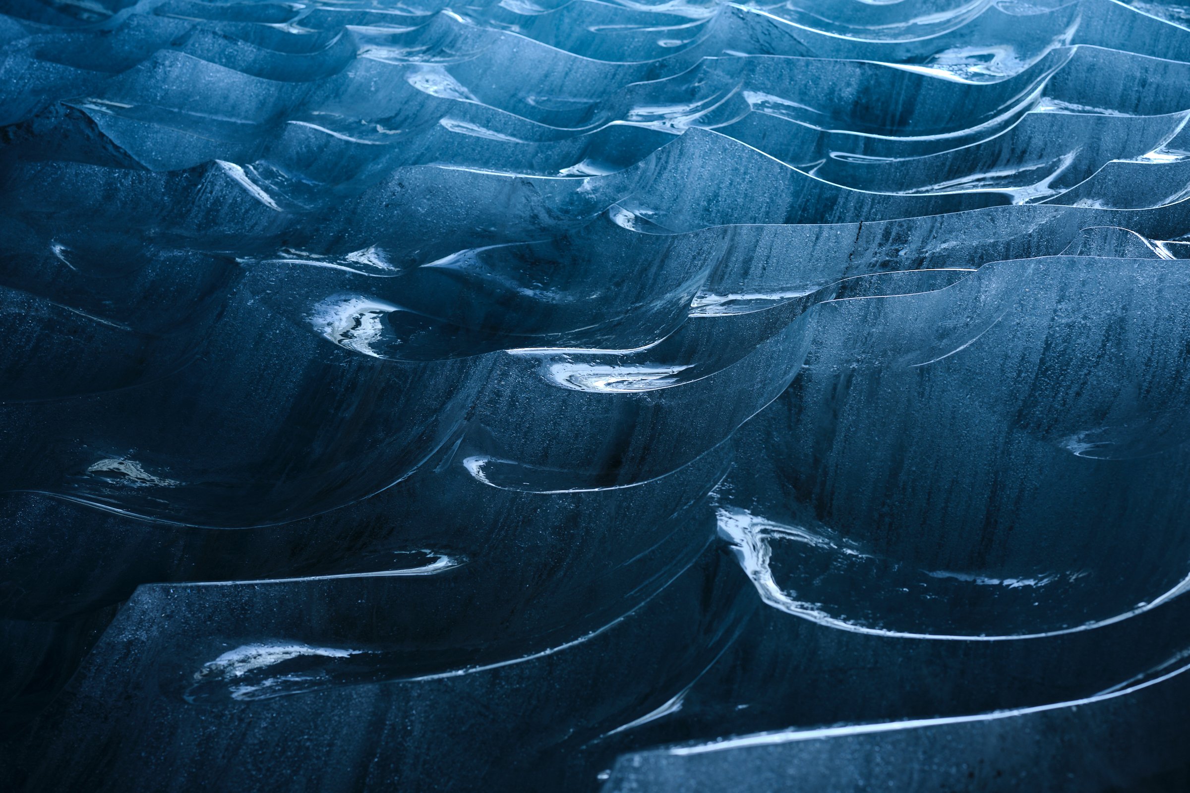 Glacier Echoes ist eine Fotoserie des Fotografen Jörg Kaufmann, die uralte Eis- und Gletscherhöhlen - Zeitkapseln, die vor über 1600 Jahren unter den Alpen versiegelt wurden - einfängt.