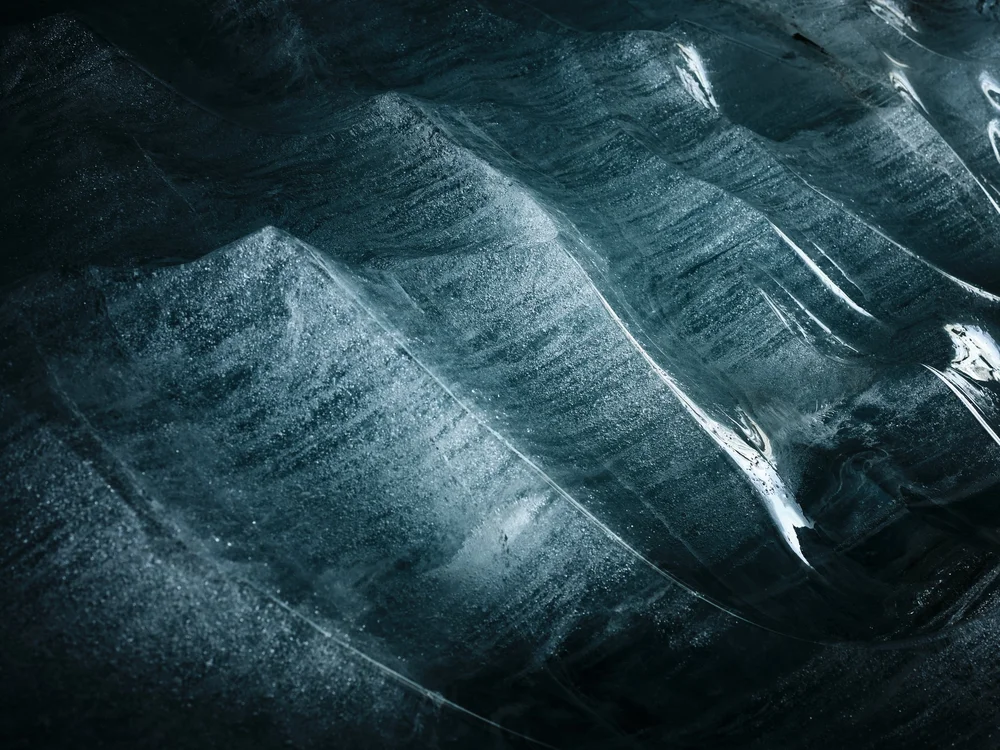  Glacier Echoes is a fine art photo series by photographer Jrg Kaufmann, capturing ancient ice and glacier caves Ñ time capsules sealed over 1600 years ago beneath the Alps. 