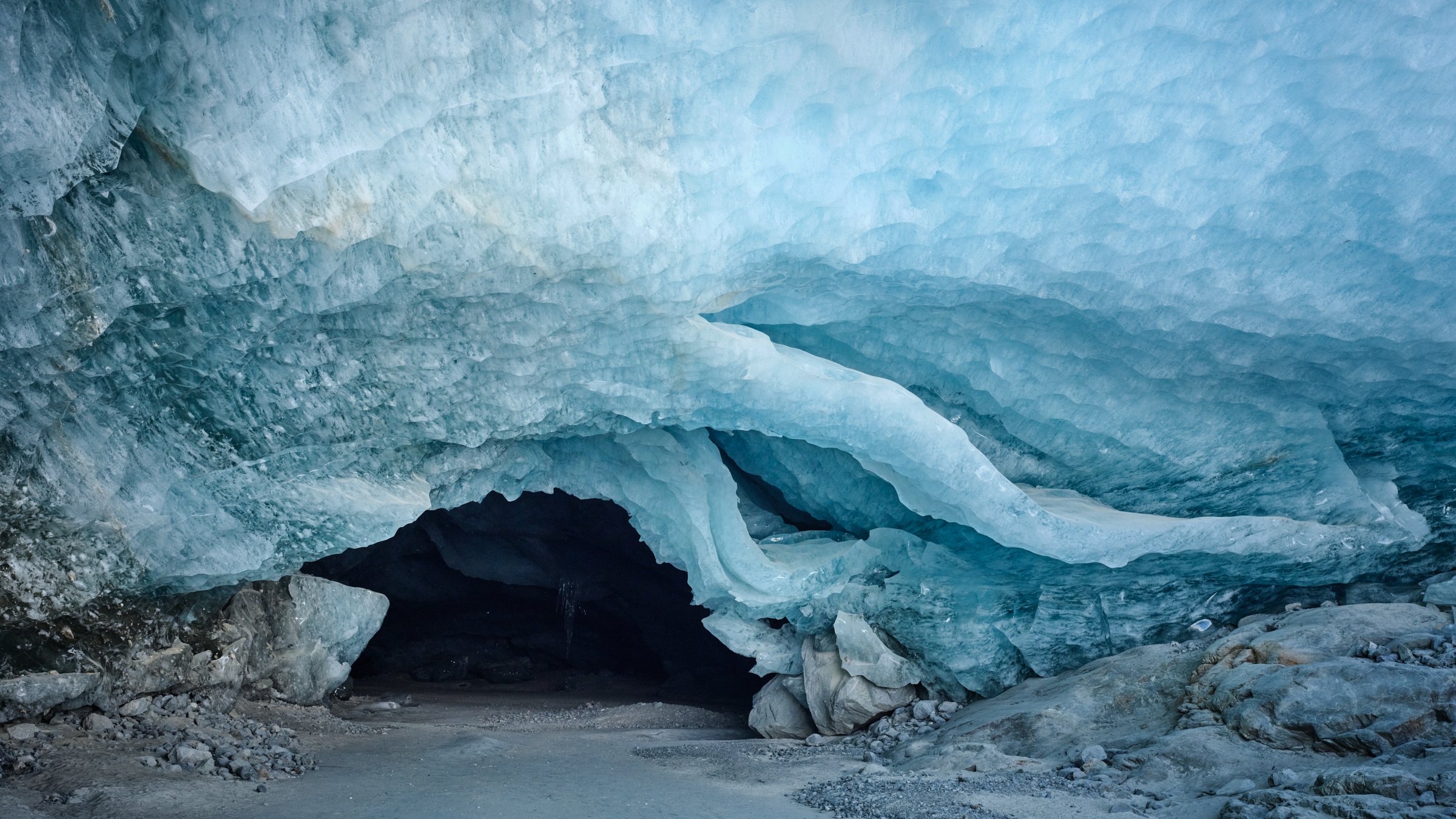 Glacier Echoes ist eine Fotoserie des Fotografen Jörg Kaufmann, die uralte Eis- und Gletscherhöhlen - Zeitkapseln, die vor über 1600 Jahren unter den Alpen versiegelt wurden - einfängt.