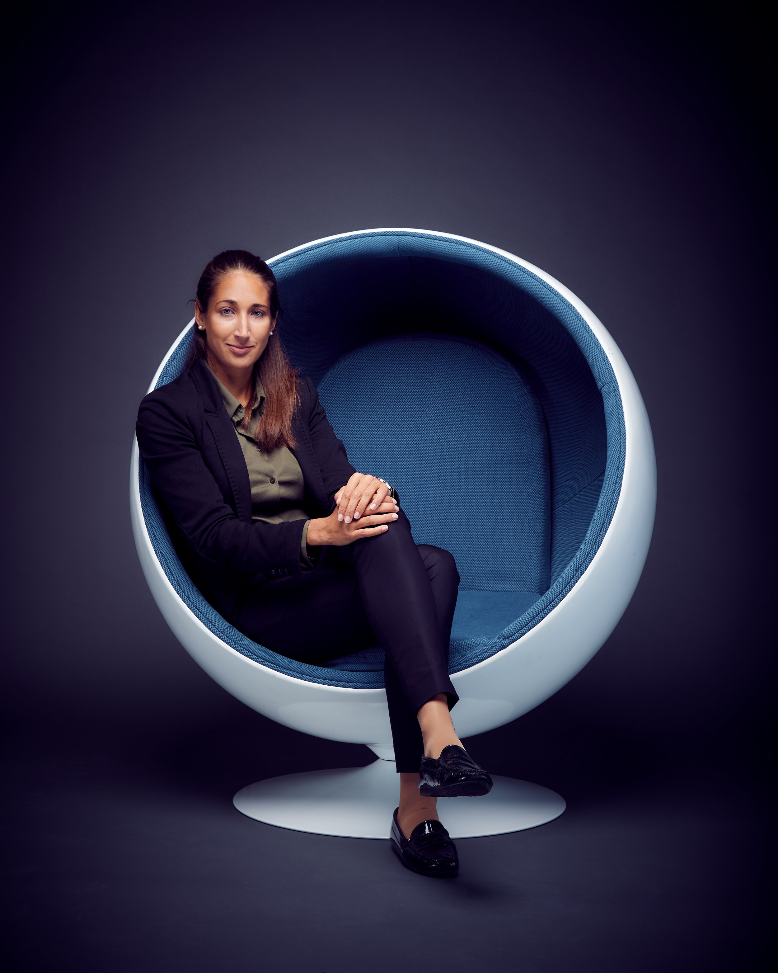 Vivien Jane, CEO der Acquila Gruppe, fotografiert von Jürg Kaufmann für das Sphere Magzine