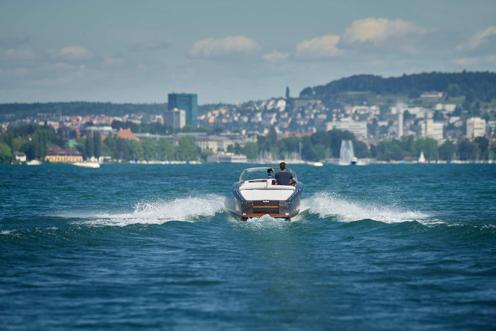 IWC Schaffhausen feiert das 100-jährige Jubiläum des Schweizer Bootsherstellers Boesch mit der Aquatimer Automatic Edition "Boesch".
Fotografiert von Jürg Kaufmann, einem renommierten Outdoor- und people Fotografen mit einer grossen Leidenschaft für das Meer, und der m