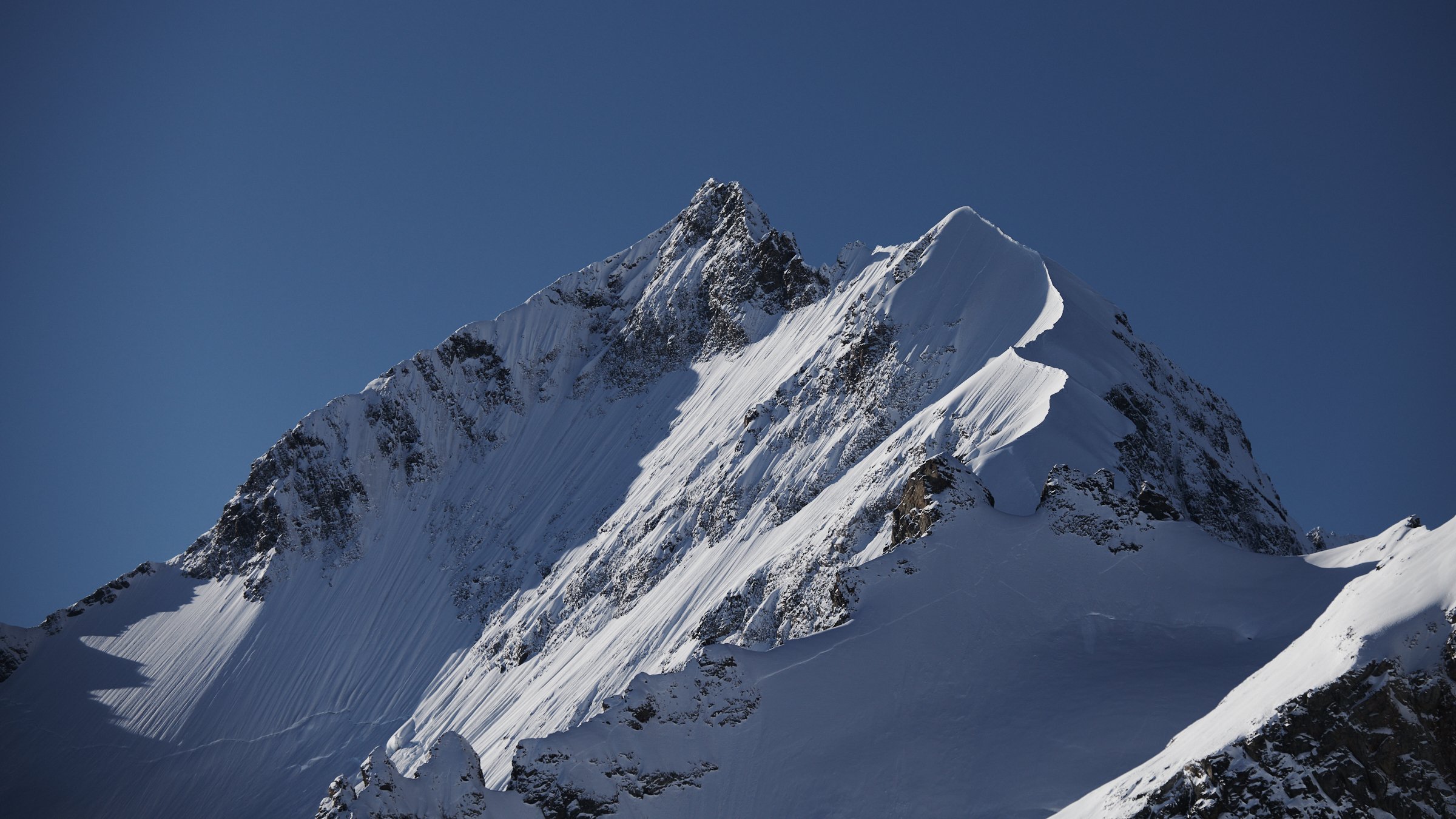 Piz Bernina und der Biancograt in den Schweizer Alpen - Engiadin bei St. Moritz fotografiert von Jürg Kaufmann
