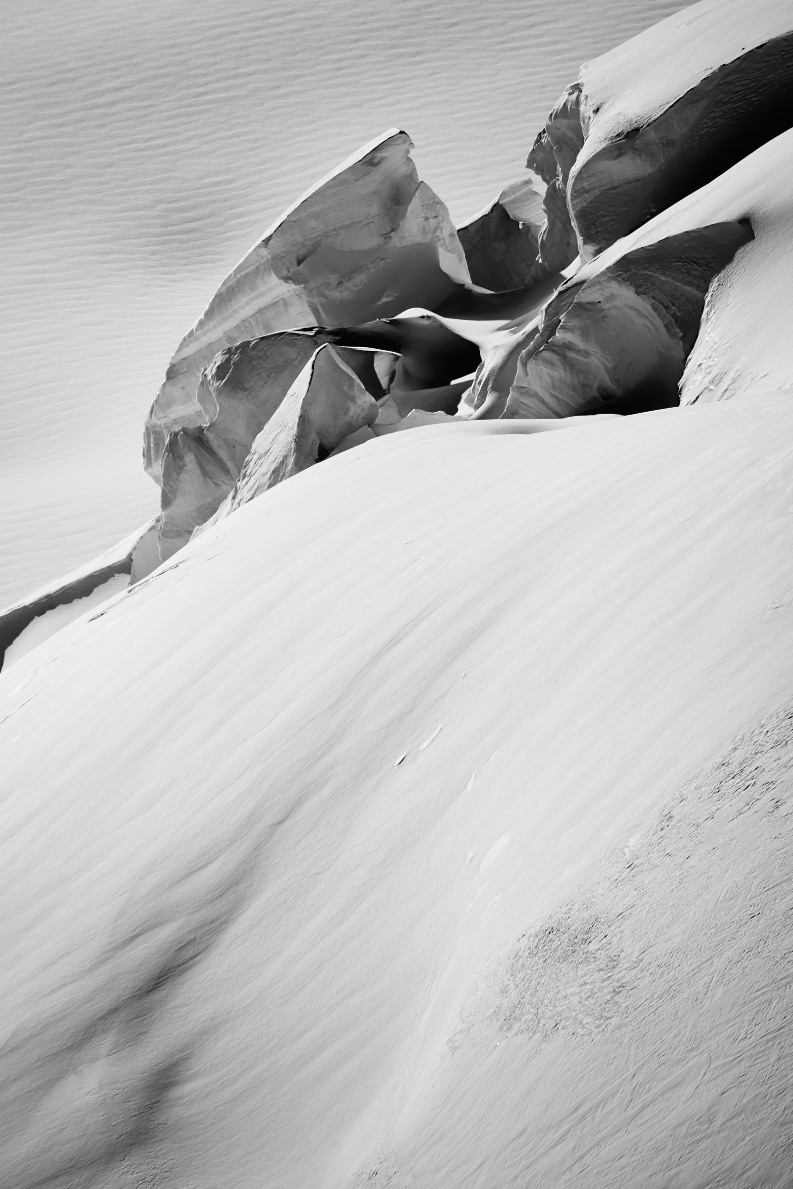 Aletschgletscher-Eisskulpturen, fotografiert vom Schweizer Fine art Fotografen Jürg Kaufmann während der zahlreichen Expeditionen auf den Gletschern in den Schweizer Alpen.
