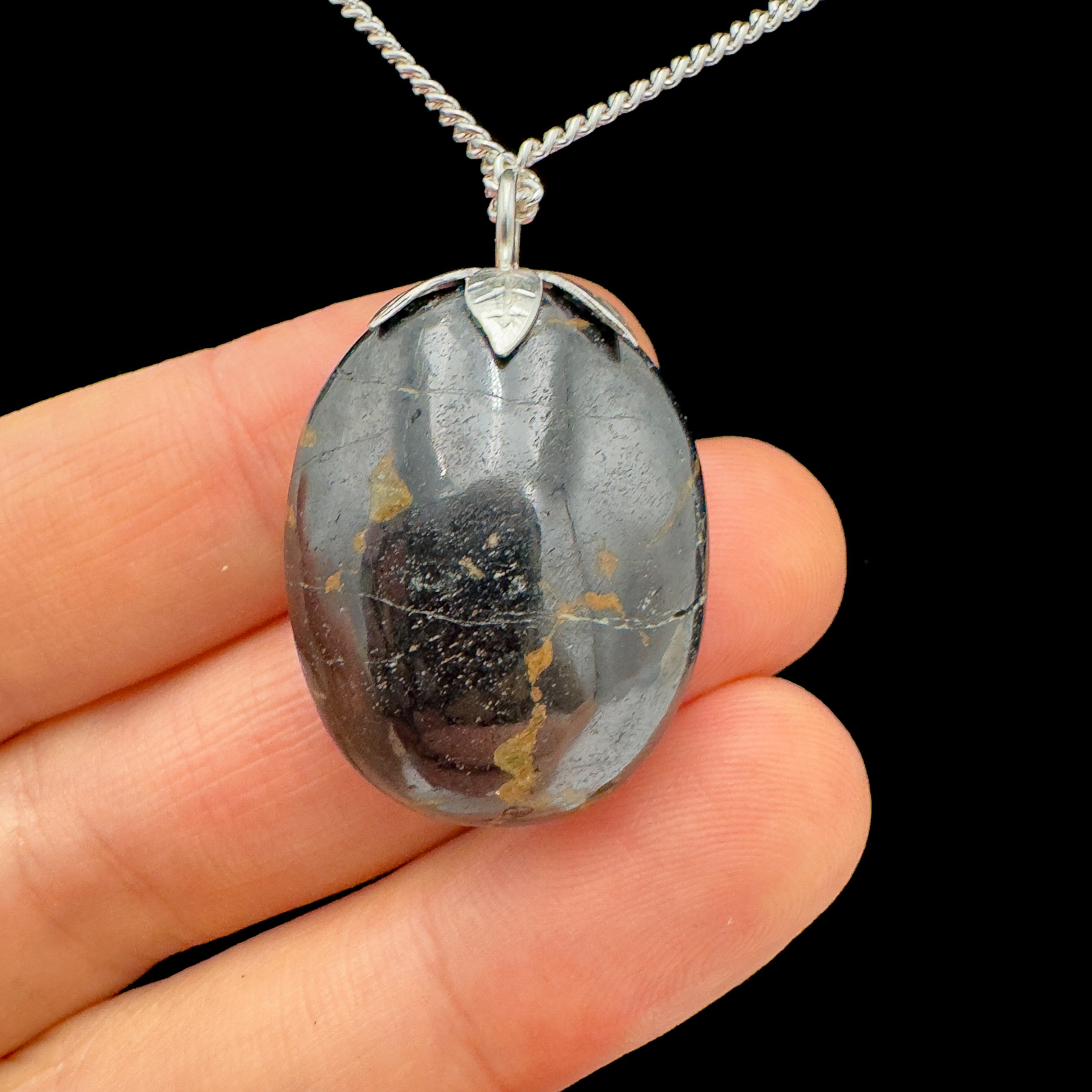 Crystal Pendant with Silver Chain4836.jpg