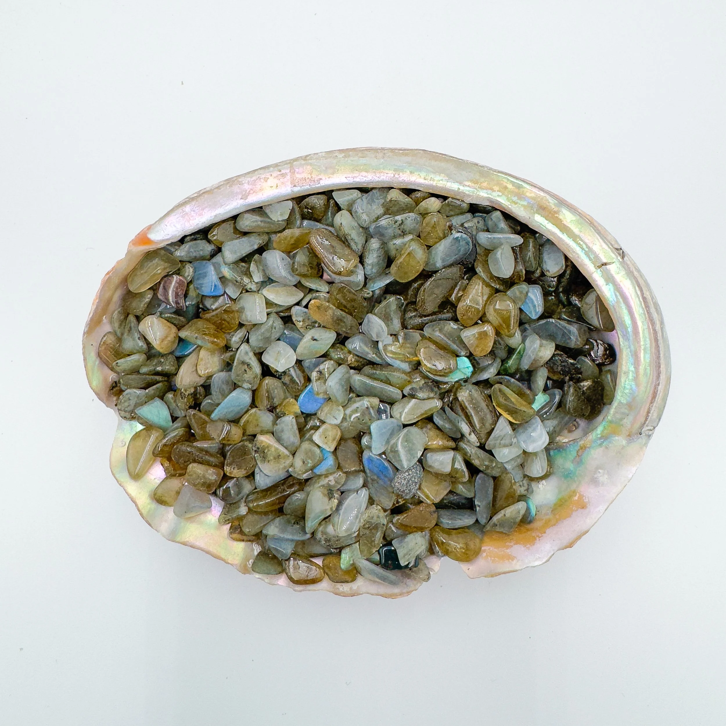 Bulk Labradorite crystal chips – polished tumbled gray gemstone pieces with flashes of blue and green, ideal for crafts, décor, jewelry, and healing work.
