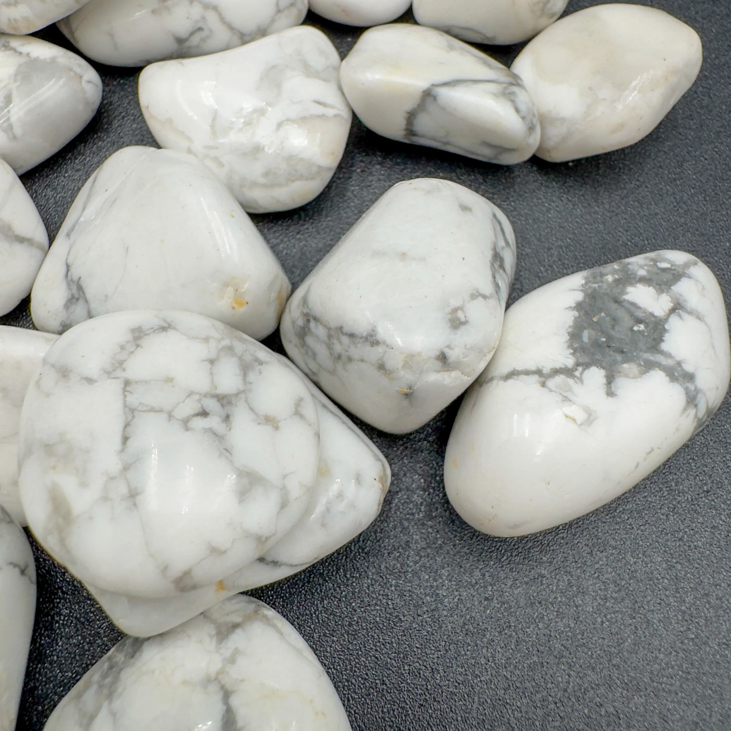 Wholesale Howlite Tumbled Stones 7869.jpg
