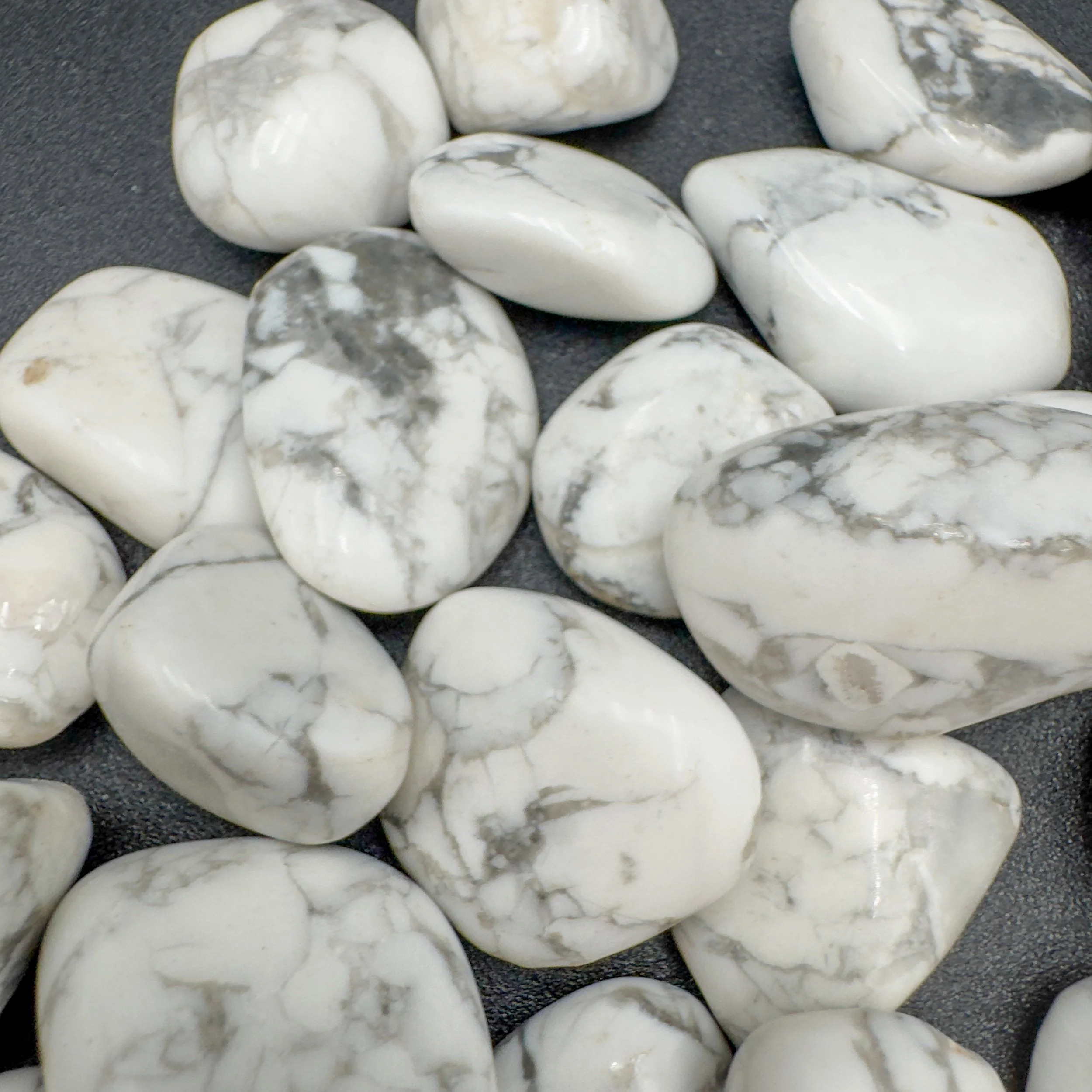 Wholesale Howlite Tumbled Stones 7870.jpg