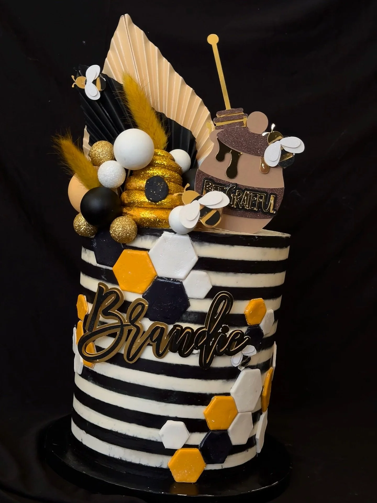 I loveeeeeeeeeee creating cakes for people I love🐝🖤💛🤍 Happy of Happiest Birthdays @mrsbrandiepope 🫶🏽🫶🏽🫶🏽🫶🏽🫶🏽🫶🏽
Elisa’s Cake by the Pound
Custom Cakes & Dessert Catering
www.elisascakebythepound.com
#CustomCakesChicago #chi