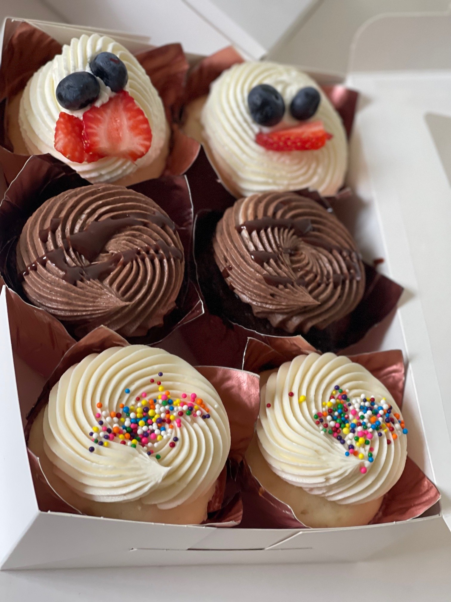 Premium variety cupcakes catering in Chicago featuring assorted flavors for corporate events, parties, and celebrations from Elisa’s Cake by the Pound
