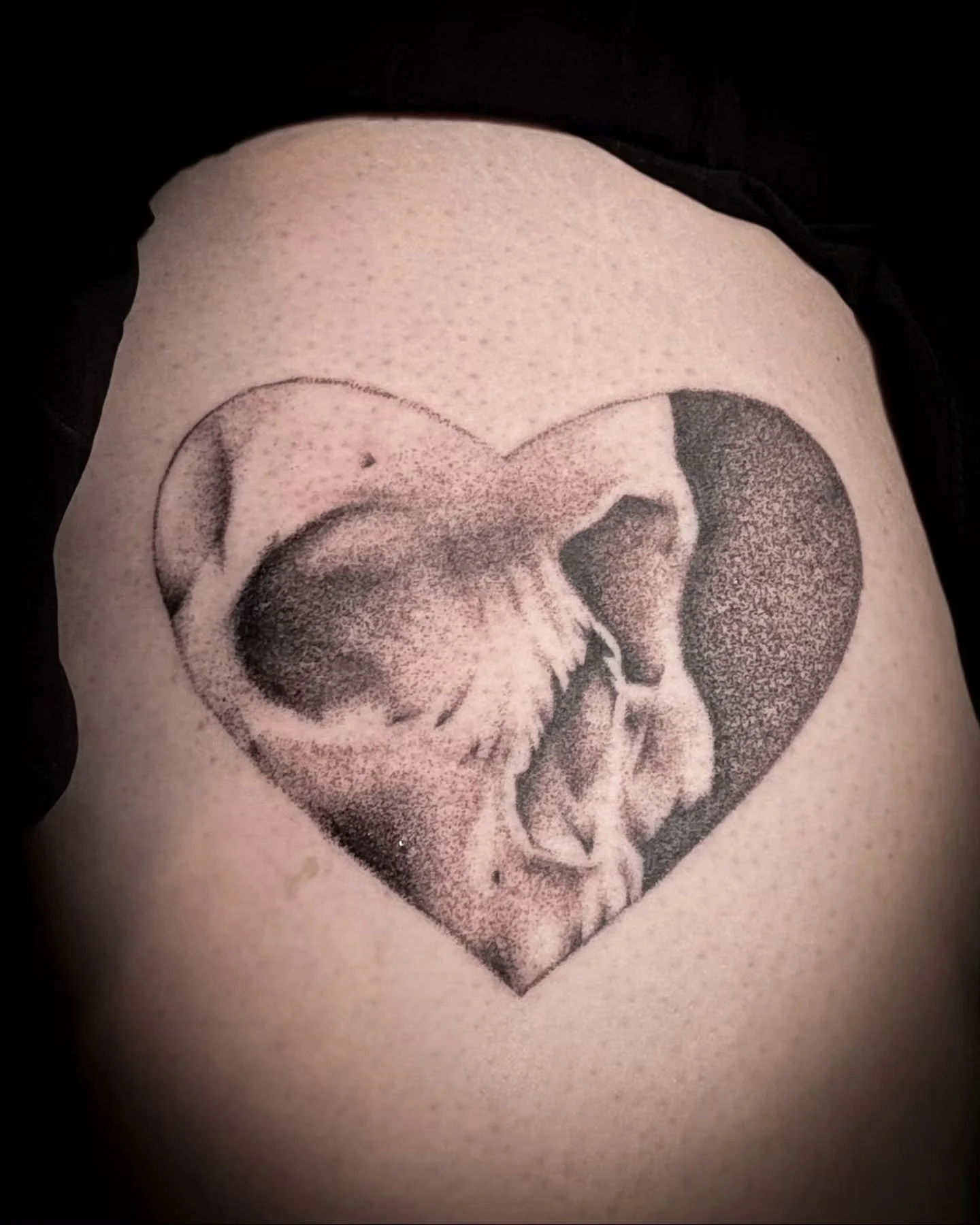 Tattooed myself, because why not?
Swipe to see others I've done on myself. One being a drawing my daughter did and the other a matching tattoo with my bestie at 19
.
.
.
#femaletattooartists #skulltattoos #skullhearttattoo #fresnotattooartist #flasht