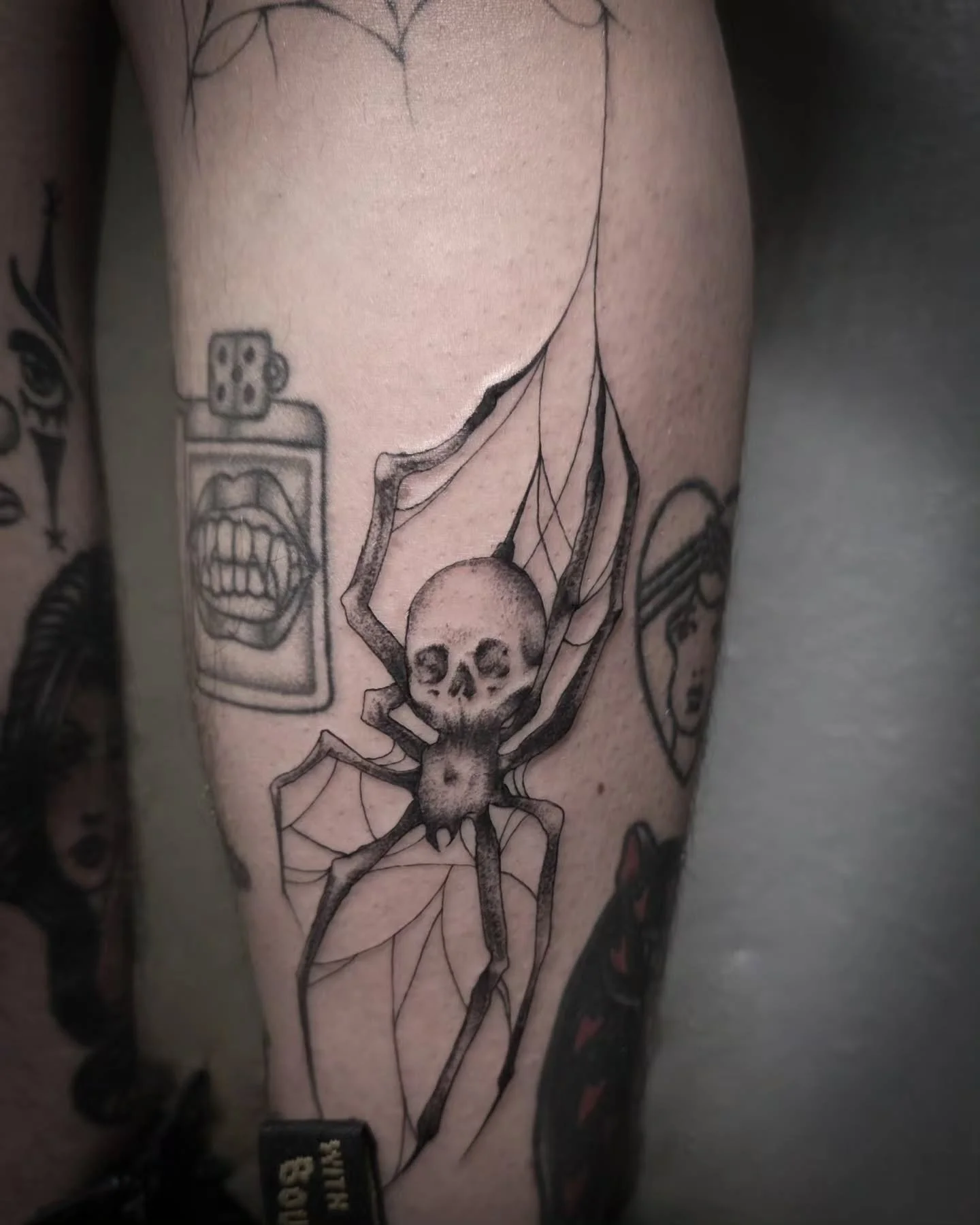 Modified flash for @venuztattoos! Glad I finally had the chance to do this one, thank you V! 
DM to book for customs or any available flash
.
.
.
#spidertattoos #skullspider #customflash #flashtattoo #femaletattooartists #559tattoos