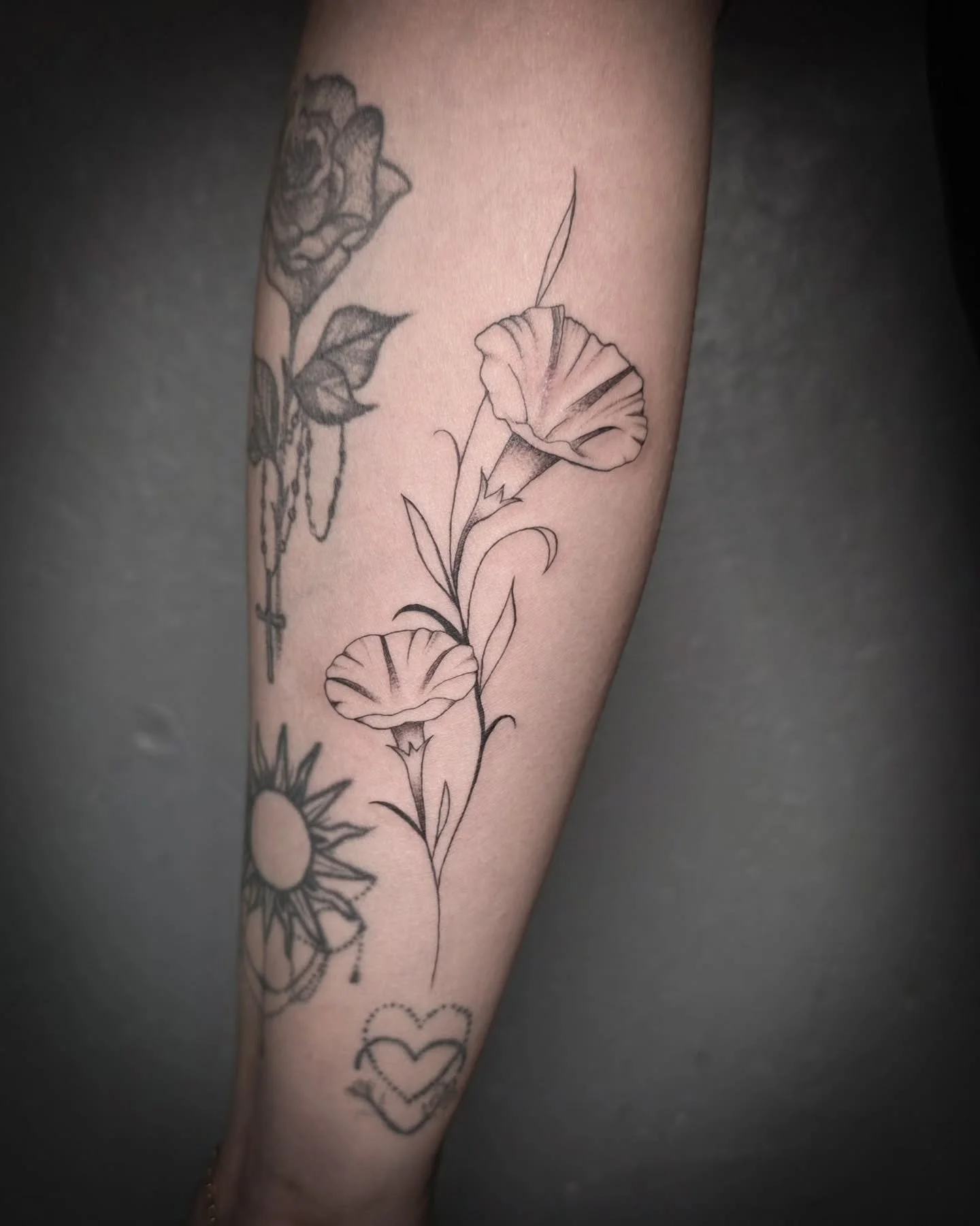 Thank you Caro! Two morning glories on my sister 🖤
.
.
.
#morningglorytattoo #floraltattoos #flowertattoos #tattooartists #fresnotattooartist #femaletattooartist