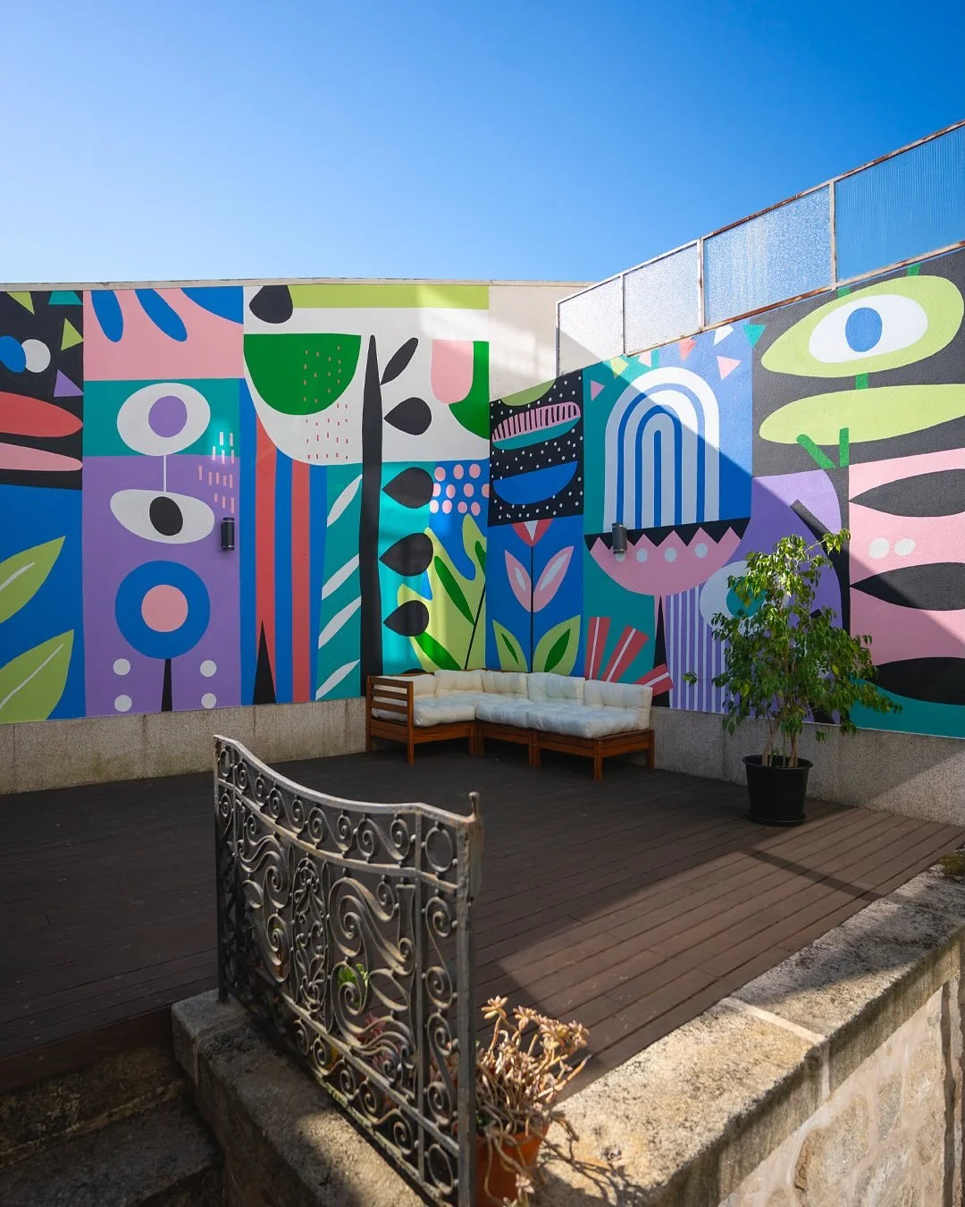 This summer I turned my whole patio into a mural, and it was honestly one of the most fun things I&rsquo;ve done in a while.
What started as a simple idea to bring more color to my studio (and my days) became a full dive into the world of murals &mda