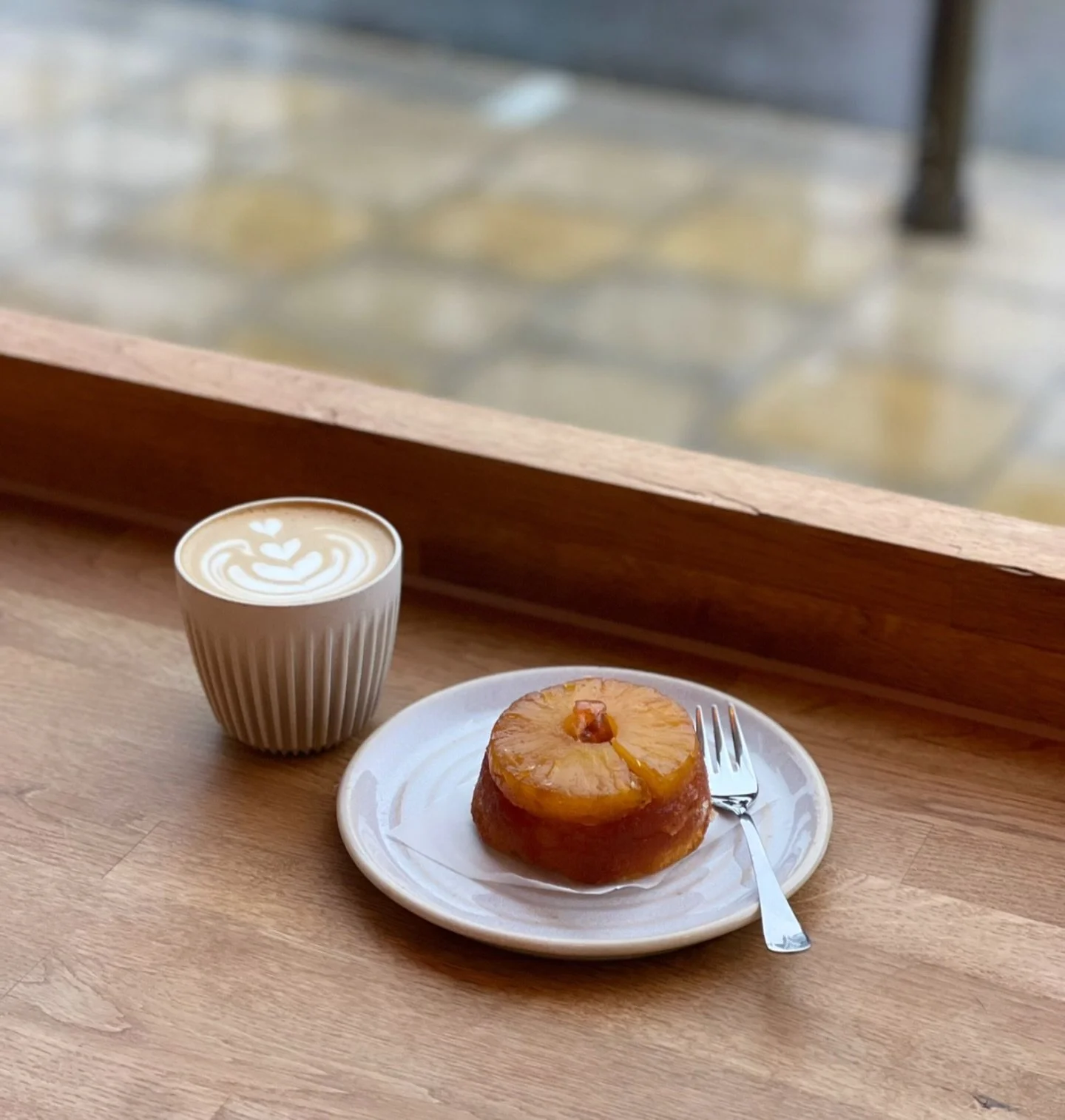 Weekend Special - Pineapple Upside Down Cake. 

Keeping that summer feeling going despite the weather ☔️

🧑&zwj;🍳 @lockdownbakehouselondon