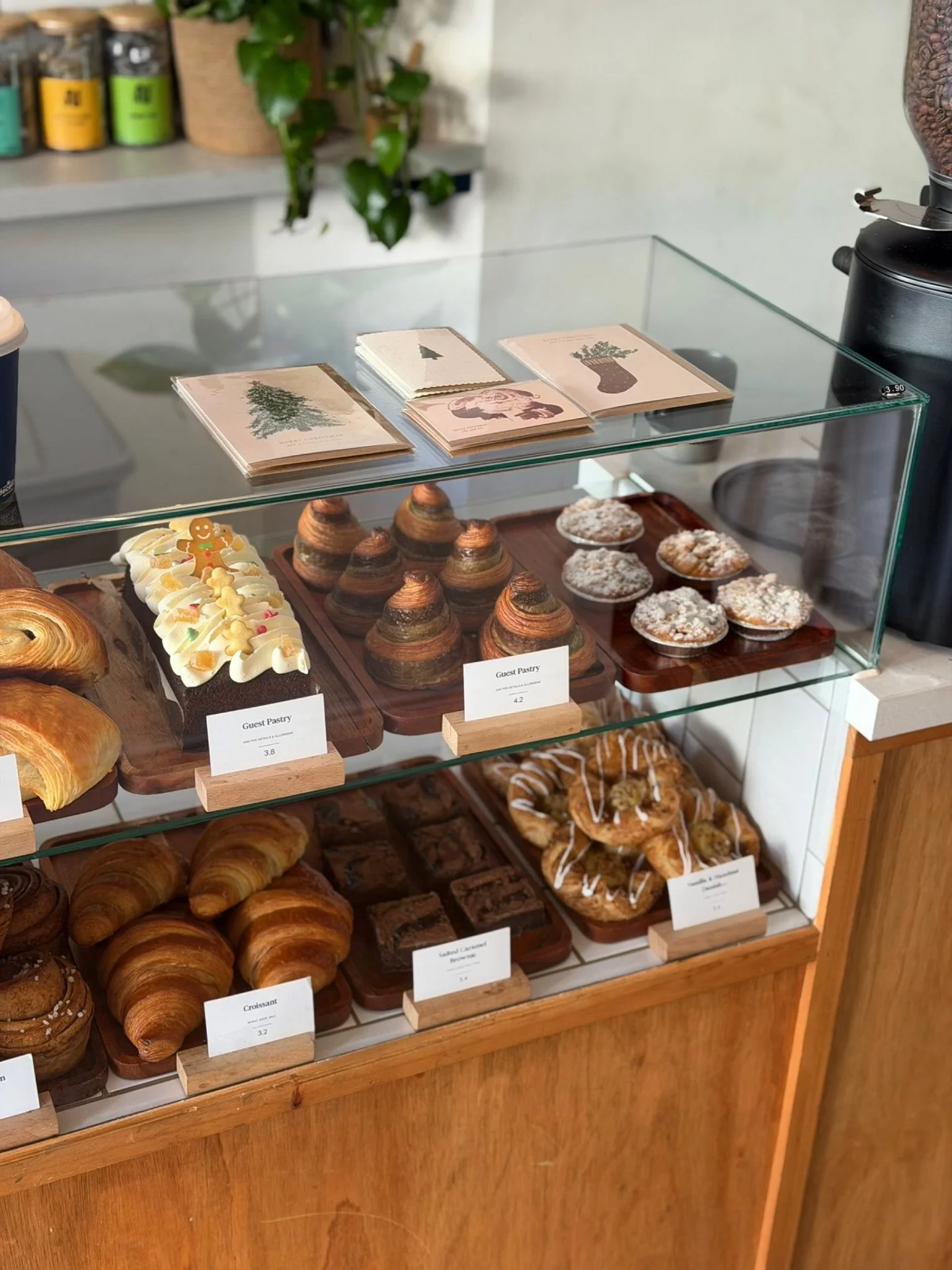 Sunday cabinet full of Christmas treats 🎄🎅🥐

- Pistachio Christmas Trees 🎄 
- Mince Pies 🥧 
- Gingerbread Loaf 🍞 
+ all the usual suspects 👌