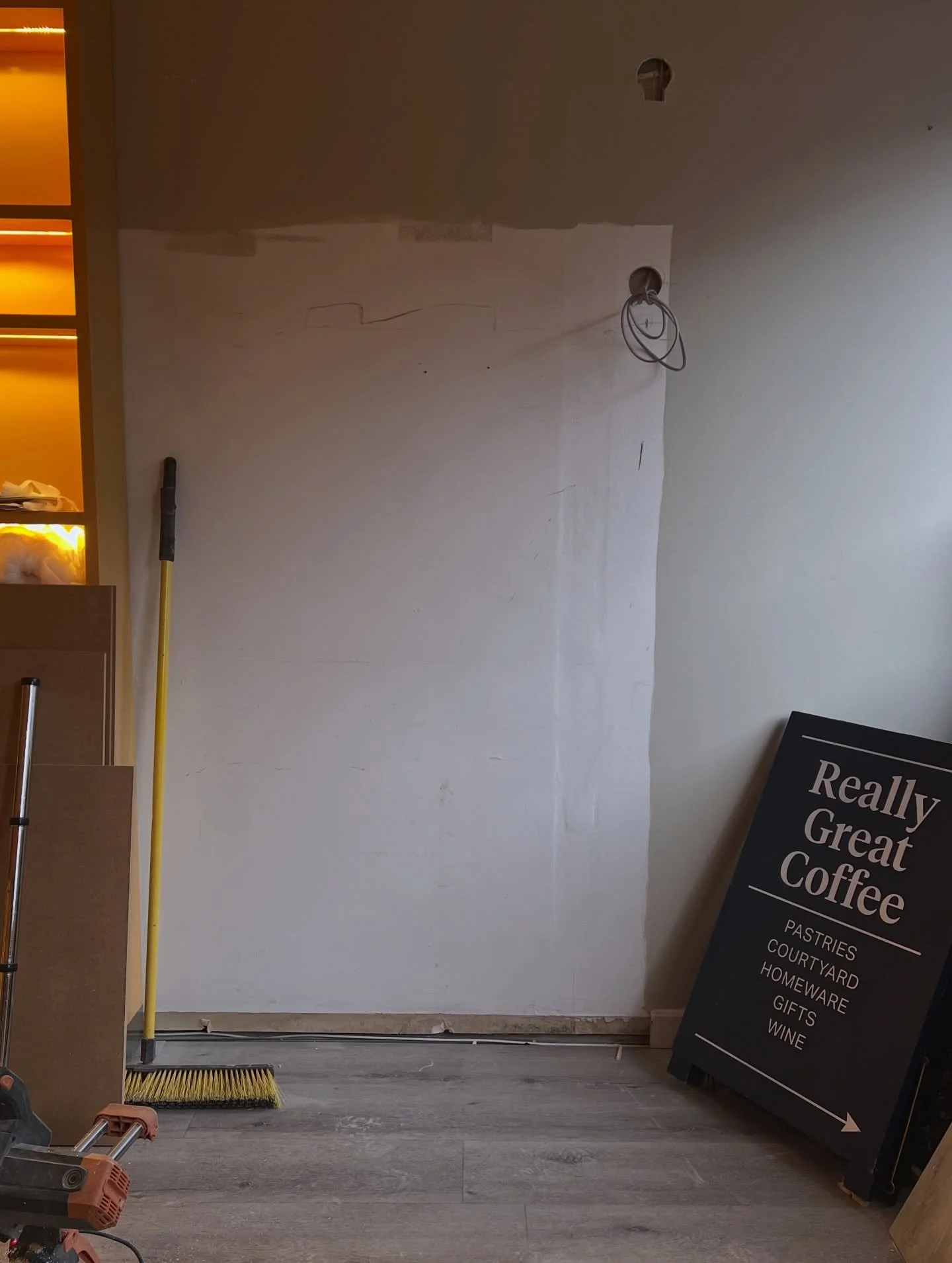 Battersea in progress👷

A snapshot of the last 3 weeks. Still plenty to do but always so exciting to see the vision coming to life!

Really great coffee incoming 👊