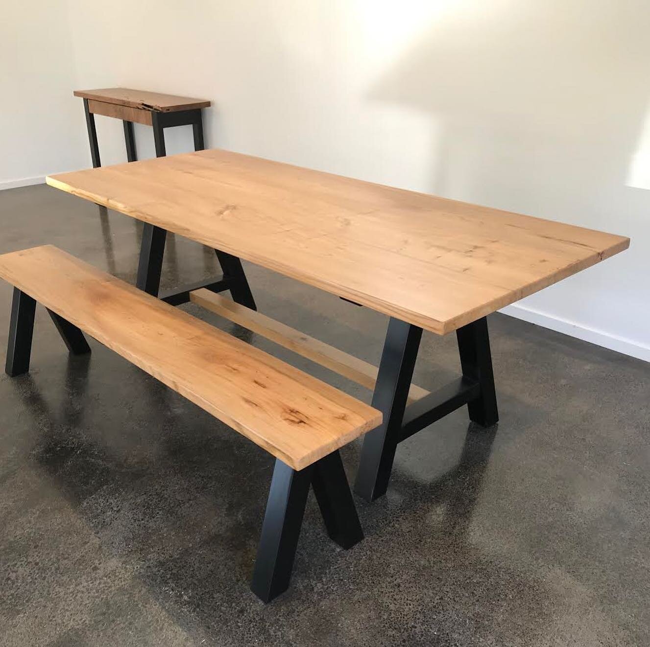Having your own timber incorporated into a piece of bespoke furniture adds a personal touch that can not be replicated.
Our client was envisioning a contemporary table with bench seats that could seat eight people. They had also completed a renovati