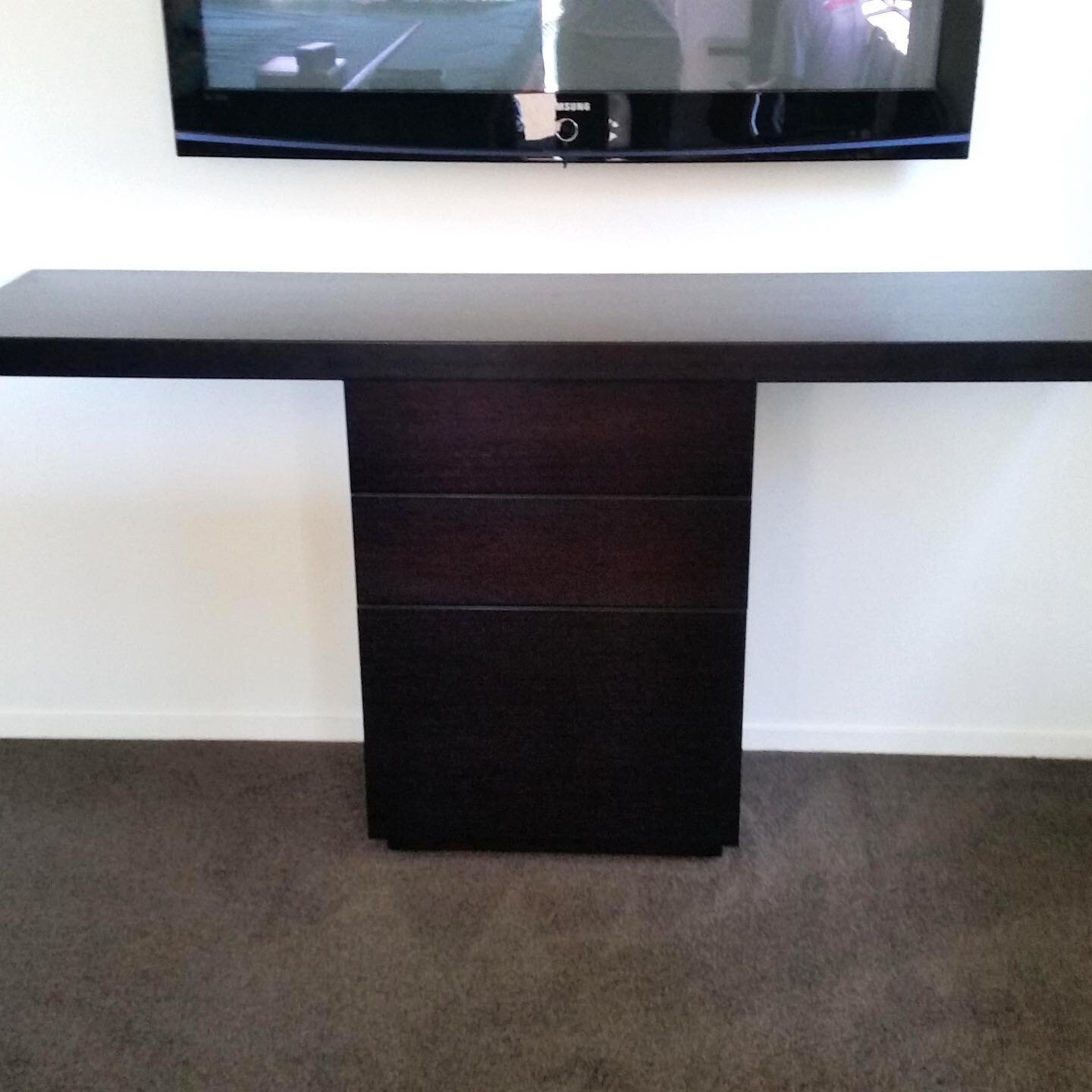 Furniture that fits your home to a T.
Desiring shelving, a bar and storage that matched their mahogany pool table was the brief from our client.
Having the shelves built into the wall not only provides a unique aesthetic but keeps the memorabilia t