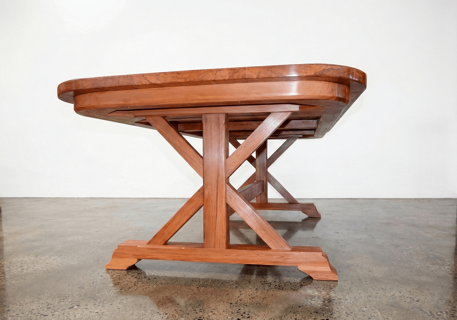 d-end-rimu-bespoke-dining-table-end.png