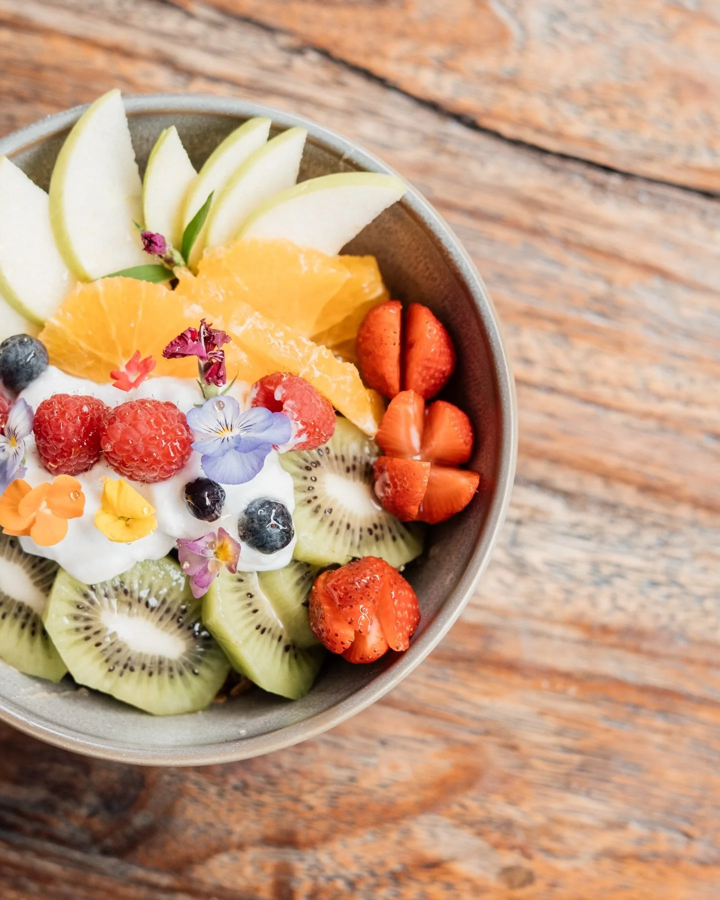 Savouring the last of summer?

Not long now until our menu changes with the seasons. So, be sure to come by for a bite of your favourite dishes as you mightn&rsquo;t see them for a while. 

📷 Coyo Granola Bowl 🥥🍓🍯 wattleseed and honey spiced gran