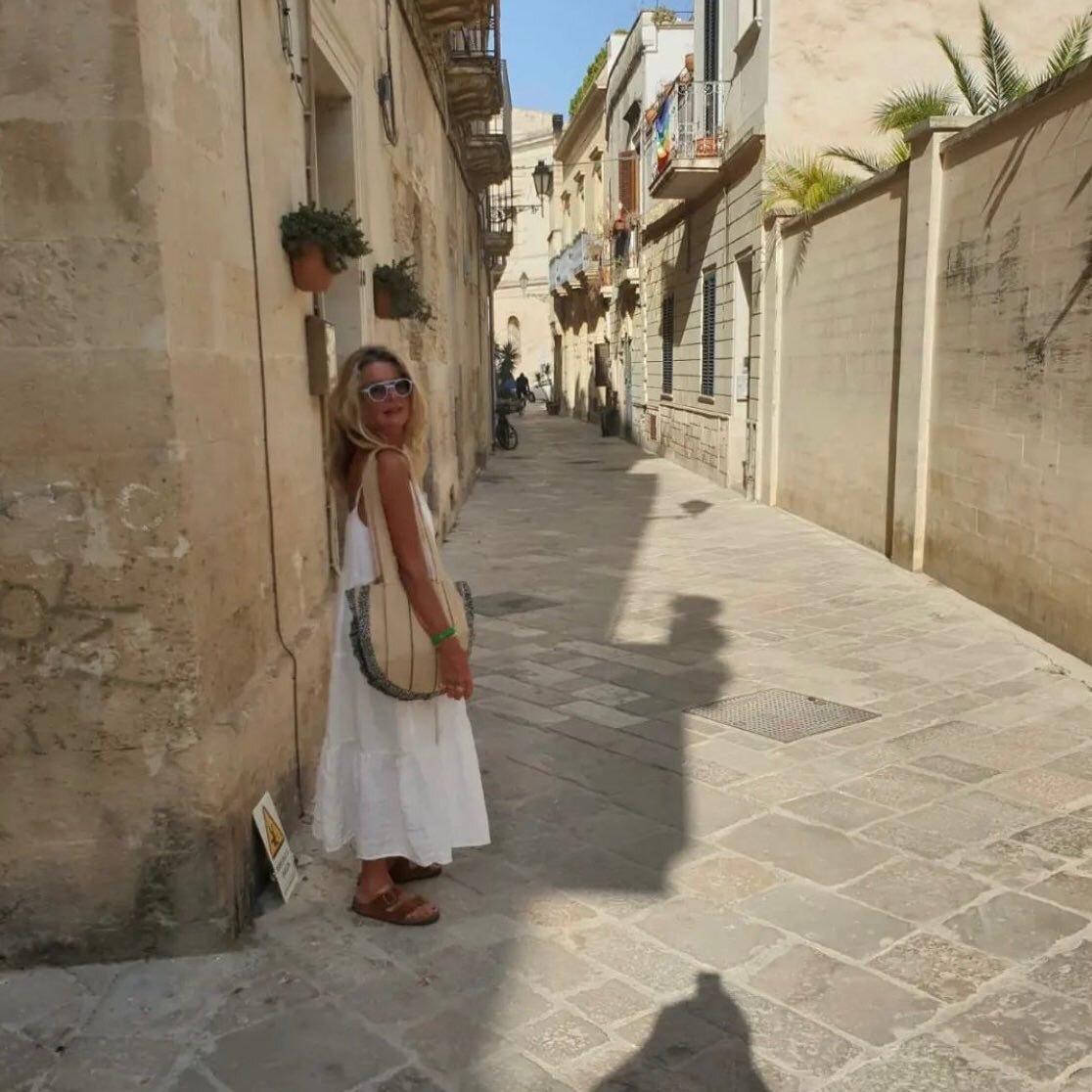 The gorgeous @angela__richards looking fab in Italy with our ruffle bag ☀️🤍
.
.
#albertandvictoriastore #albertpark #rufflebag #travelstyle #style #handmade #madeinmelbourne #australianmade #bohostyle #onlineboutique