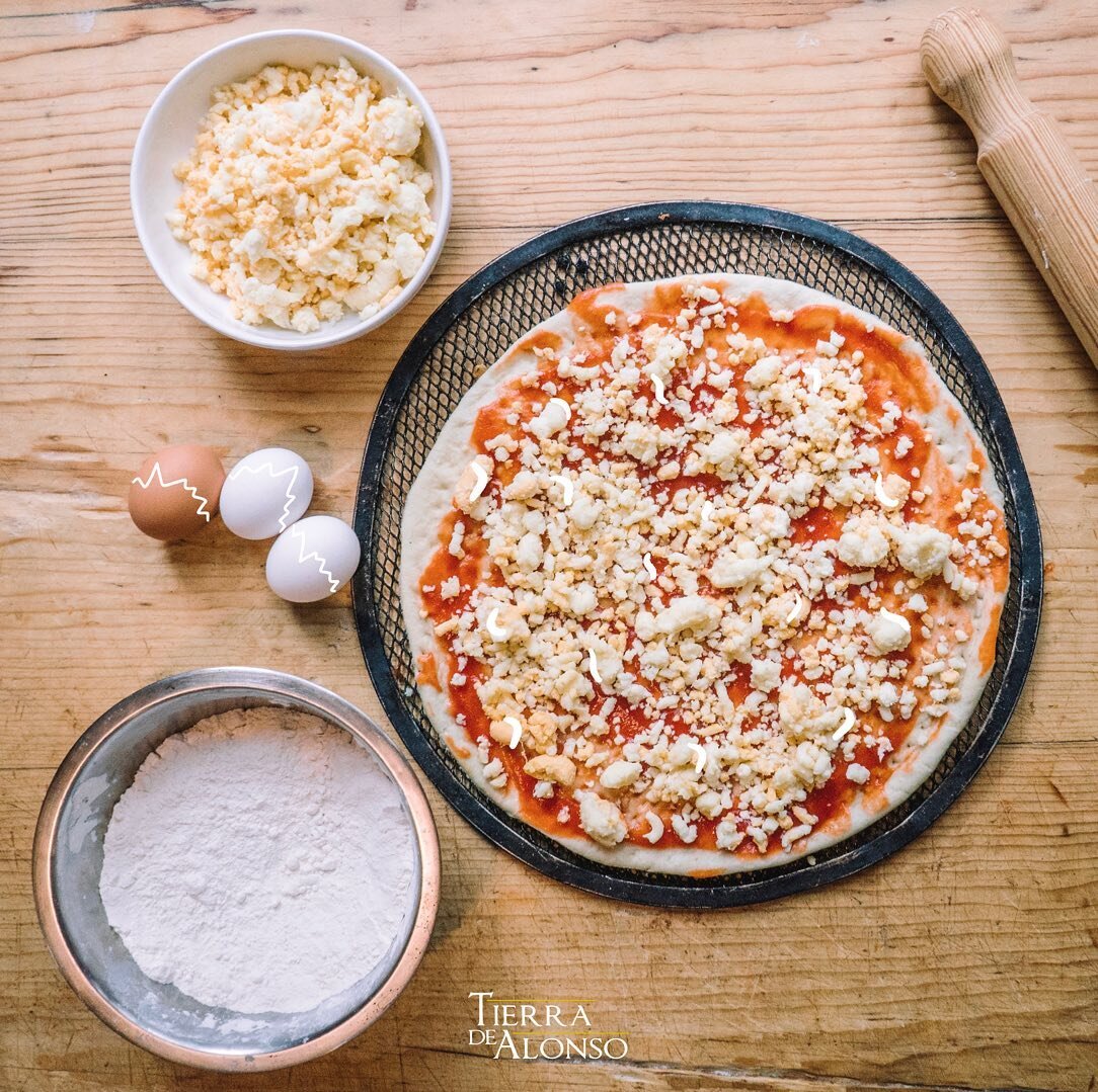 Todas nuestras pizzas est&aacute;n hechas con una mezcla de tres de nuestros quesos favoritos: manchego, reblochon y mozzarella 🧀

📞📩 Si tienes cualquier duda m&aacute;ndanos un WhatsApp al 4423765140 o un correo a info@tierradealonso.com

#Tierra