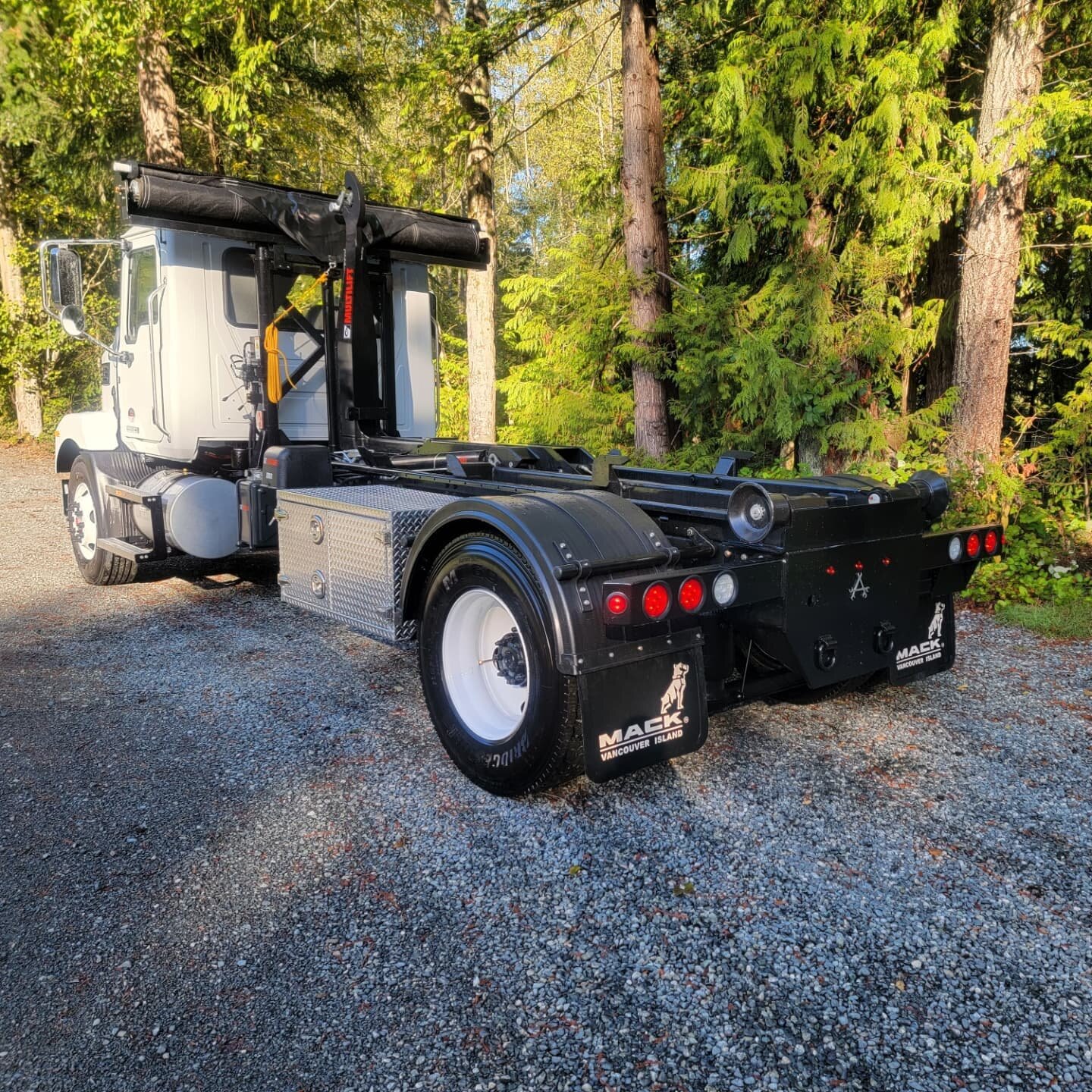 *NEW* first one on the island! Mack MD series, 6.7 Cummins, Allison 2500 Trans, hr2000 tarp, xr10 multilift, and air brakes on air suspension! (House secret it will still pump and drive like all our multi lifts do!) #multilift #hiabcranes #mackmd @ma