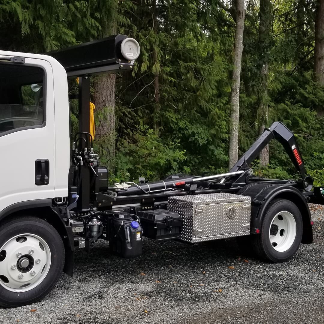 Getting these truck's dialed! Little tarper action to for @islandjunkremoval got some @hiabglobal crane instals comming up! stay tuned 🏗