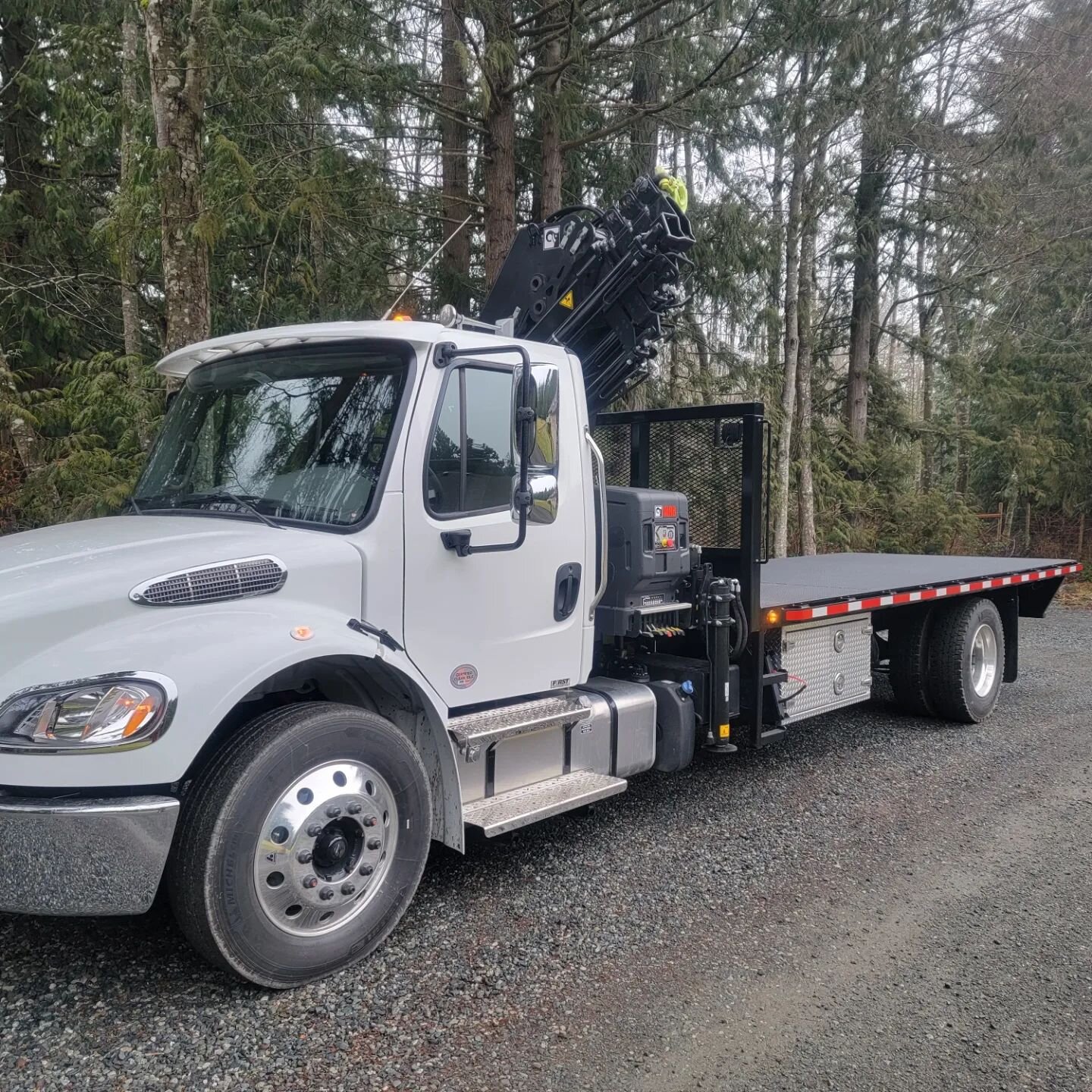 Classic freightliner with a X-HIDUO 158! 360 stable, 20 foot ladder frame deck and our tail board step done perfectly with @motorwerxcanada