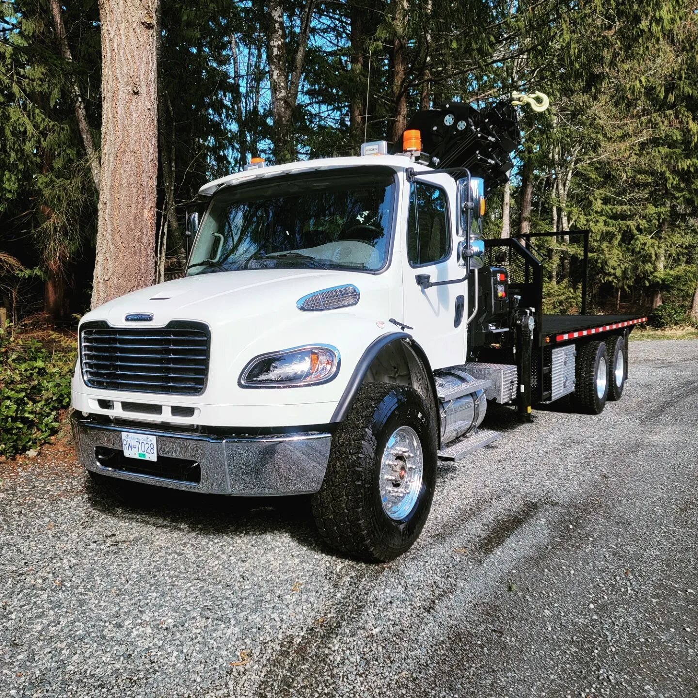 Hiab X-HIDUO 258, Freightliner chassis, and a custom deck, all brought together with @motorwerxcanada @ml_truck_equipment #hiabcrane #freightliner #cumminspower