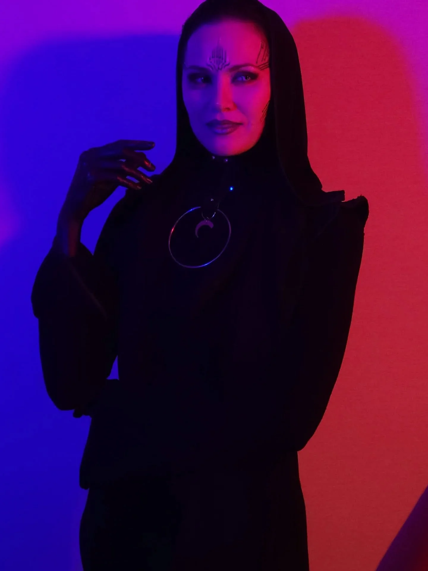 Fun shoot for @vedmahmusic with @nk_scorpio_studio 

My newly acquired custom made necklace by @obzidian.by.mistika 🖤

Thanks for the captures @oscar.operus 👍