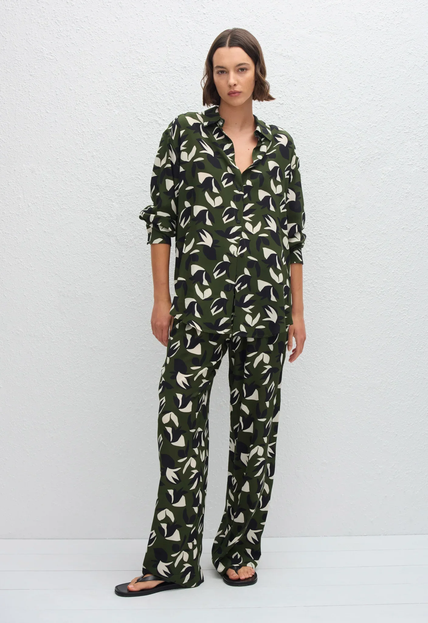 LSSIS-PR_AGAVE_LONGSLEEVESILKSHIRT_RLCTR_BLACK_RELAXEDCREPEPANT_MODELDay01_Alida1871_1440x.webp