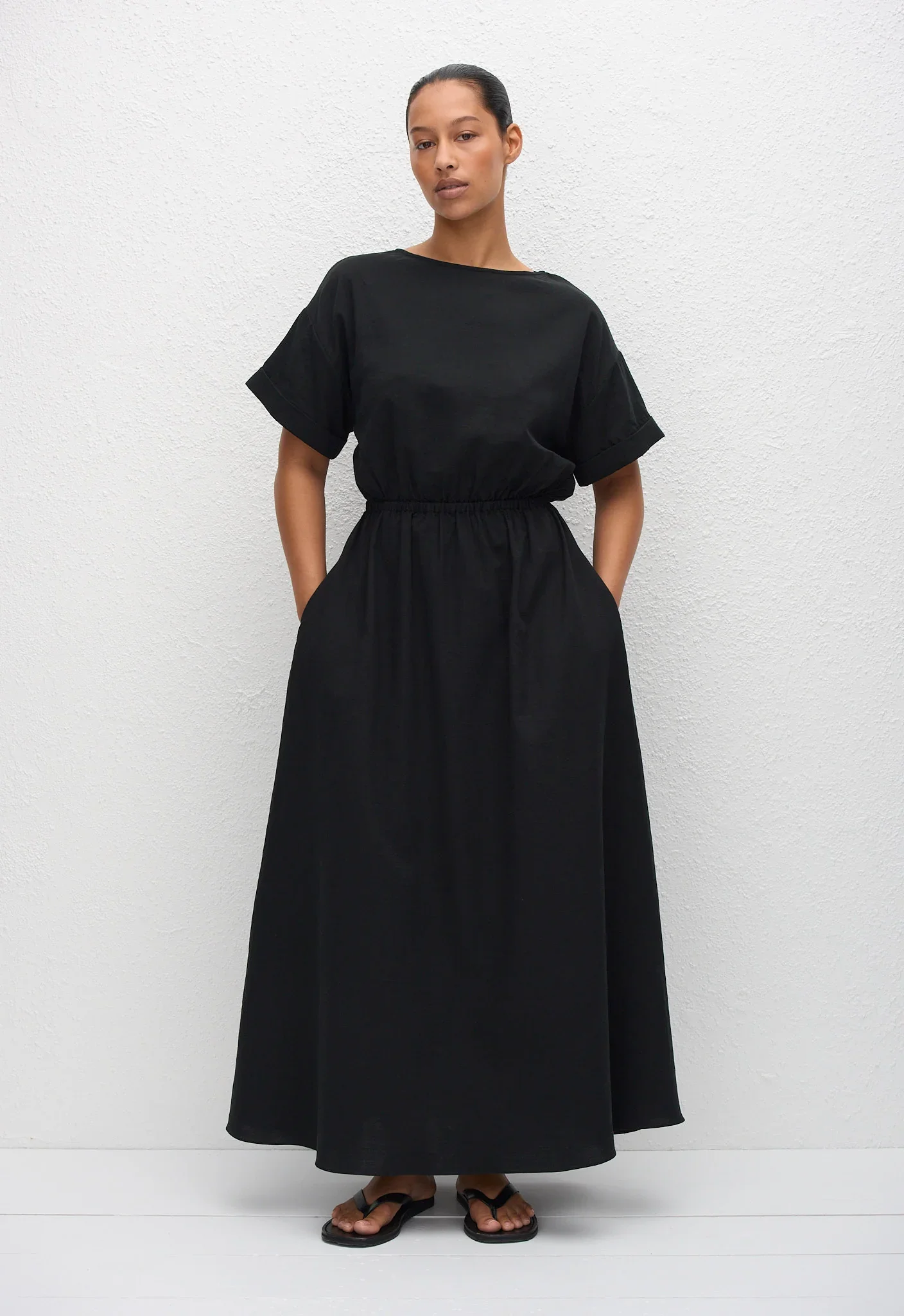 RTMDR_BLACK_RELAXEDTEEMIDIDRESS_MODELDay01_Jasmine8550_1440x.webp