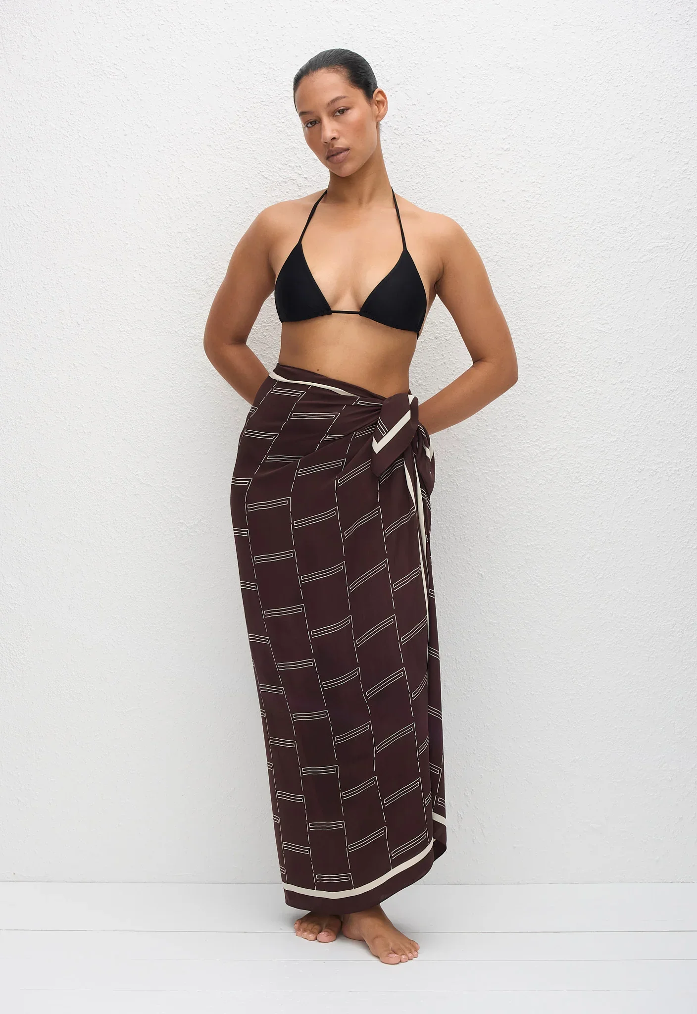 LSARO_BAMBOO_AUBERGINE__SILKSARONG_STRIT_BLACK_STRINGTRIANGLETOP_MODELDay01_Jasmine8264_1440x.webp