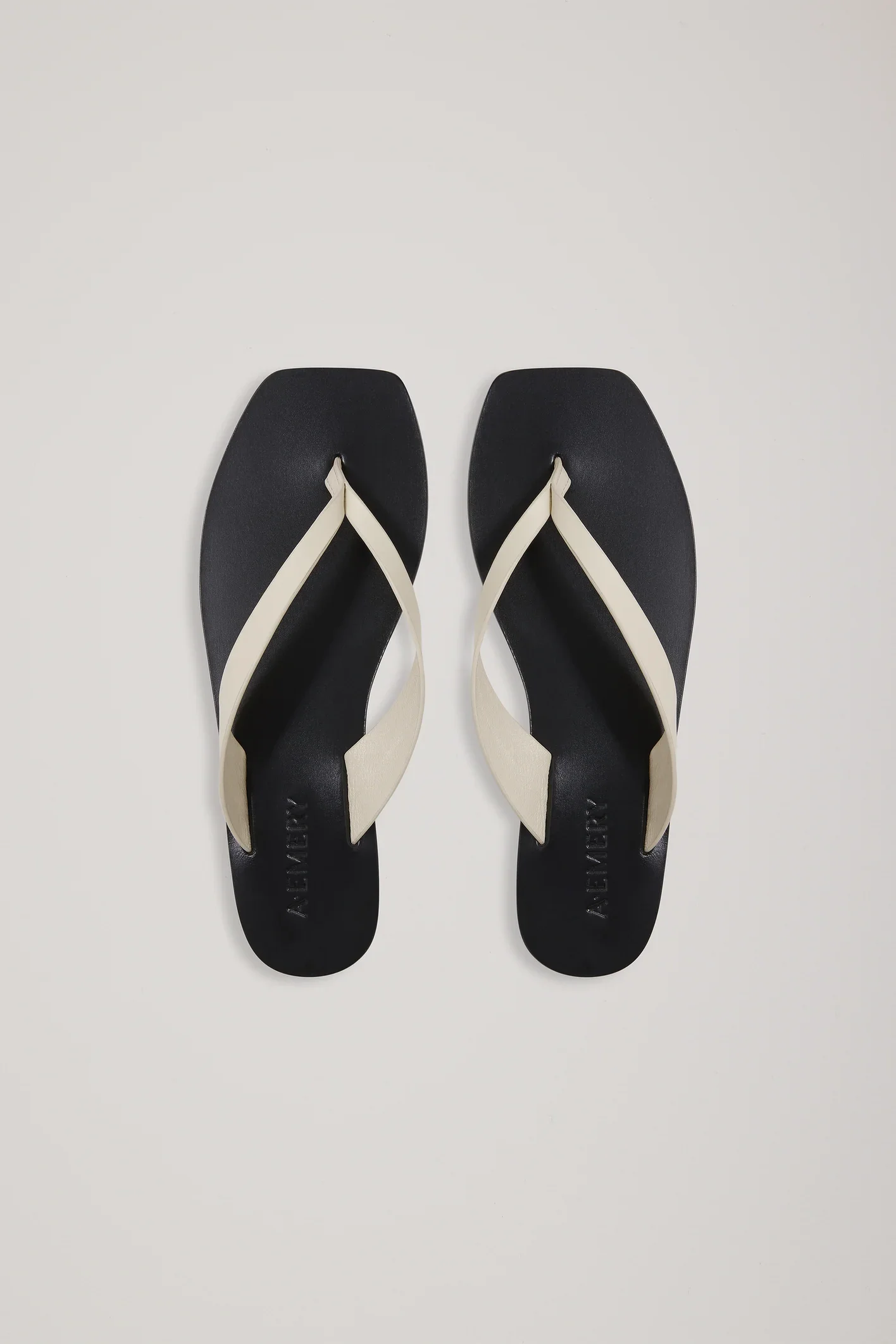 S02-Kinto_Sandal_EggshellBlack-25339-A.Emery-0452.webp