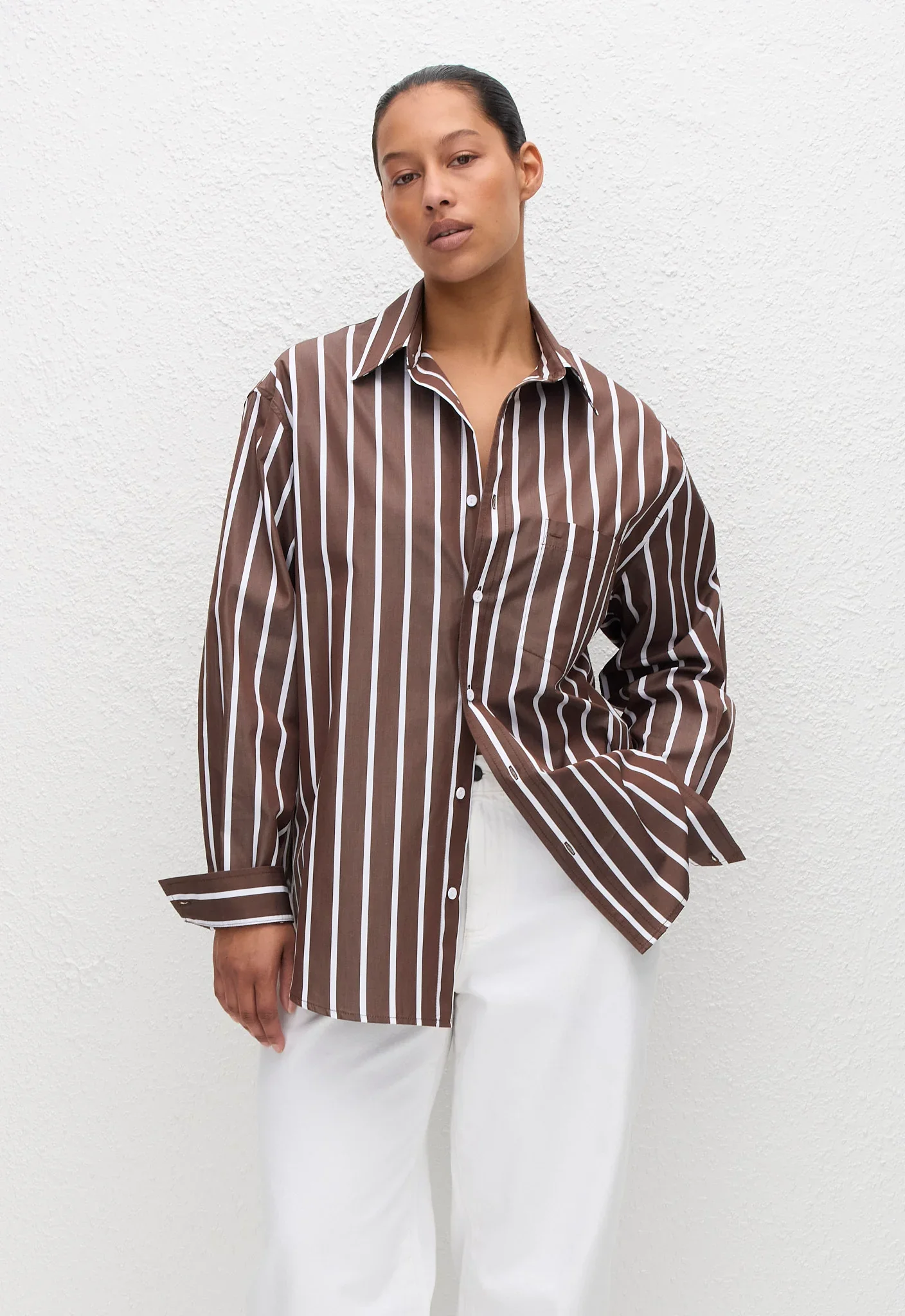 CLSSH_CHOCOLATESTRIPE_CLASSICSTRIPESHIRT_RXJTR-D_CHALK_RELAXEDJEAN_MODELDay01_Jasmine9923_1440x.webp