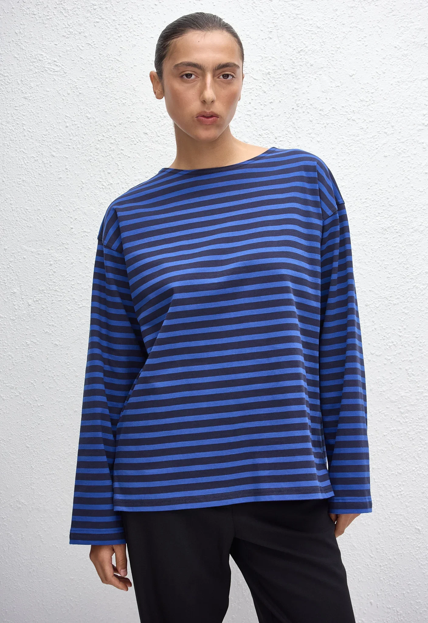 BRSTP_BLUE_NAVYSTRIPE_BRETONSTRIPETEE_RLCTR_BLACK_RELAXEDCREPEPANT_MODEL_ED1_26_Mia950_1440x.webp