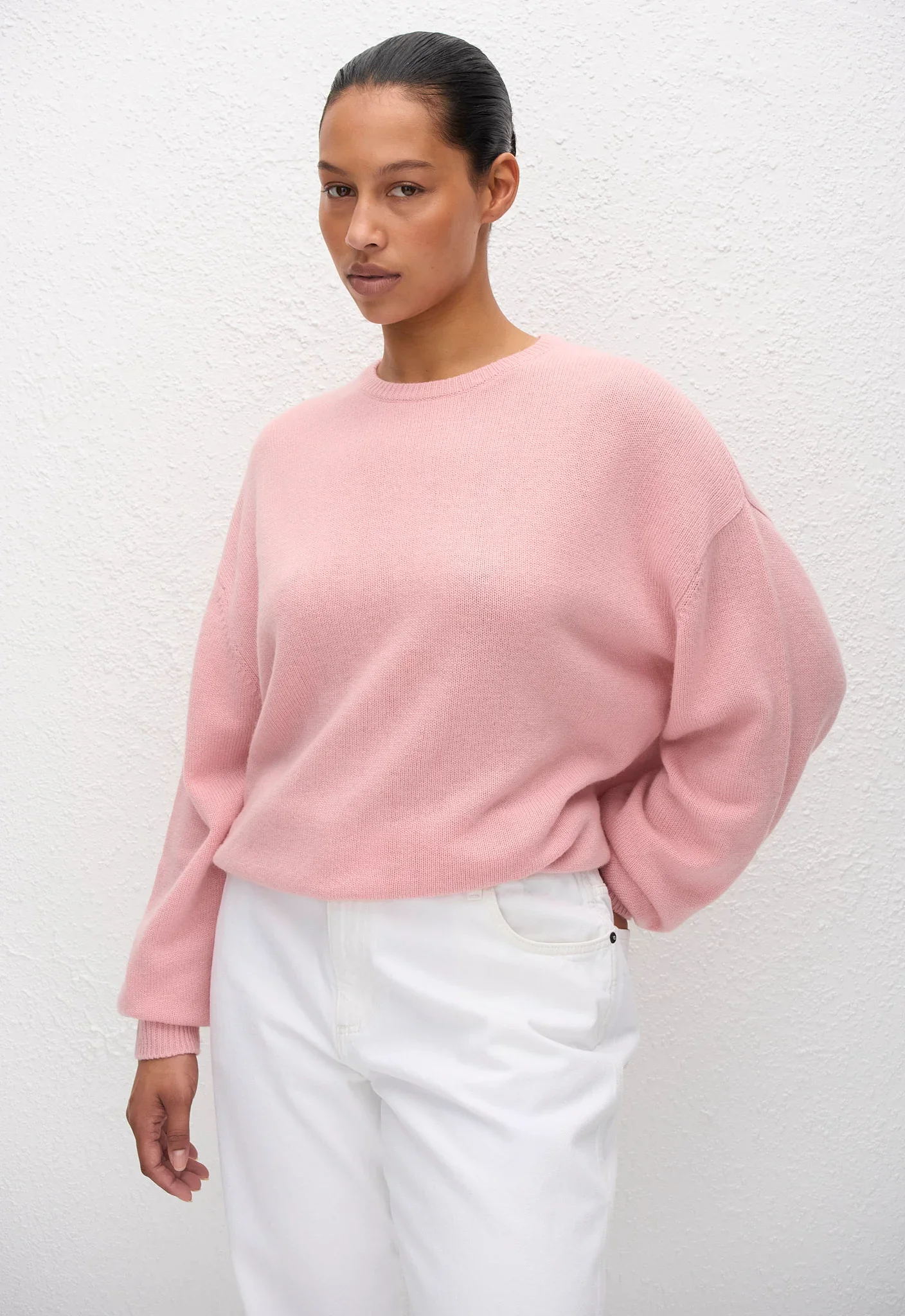 CACRK_SORBET_CASHMERECREWSWEATER_RXJTR-D_CHALK_RELAXEDJEAN_MODELDay01_Jasmine9856_1440x.webp