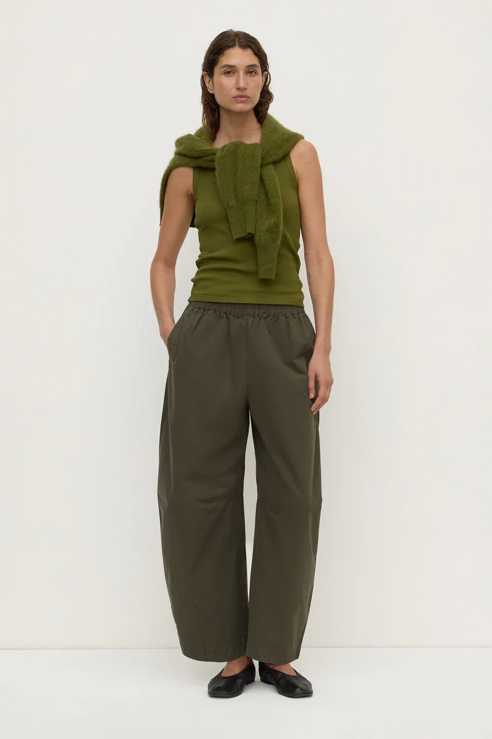 Lola_Barrel_Pant_Dark_Military_0713_960x.webp