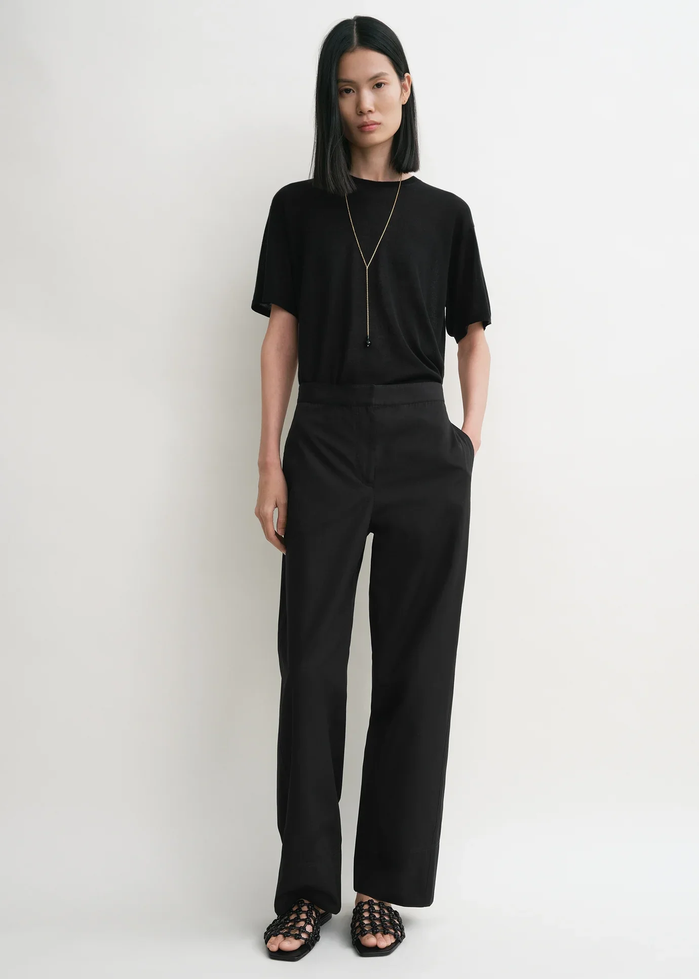 TOTEME_ECOM_PF25_SEASONAL_TROUSERS_253-WRB0295-FB0226_TWISTED_SEAM_TROUSERS_BLACK_B_98e38fe7-bf96-4c48-856d-3c7426a37014.webp