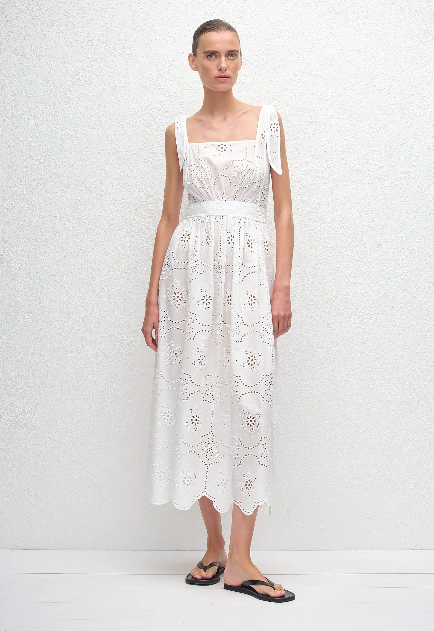 BAMDR_WHITE_BRODERIEAPRONMIDIDRESS_MODEL_ED1_26_Marie234_1440x.webp