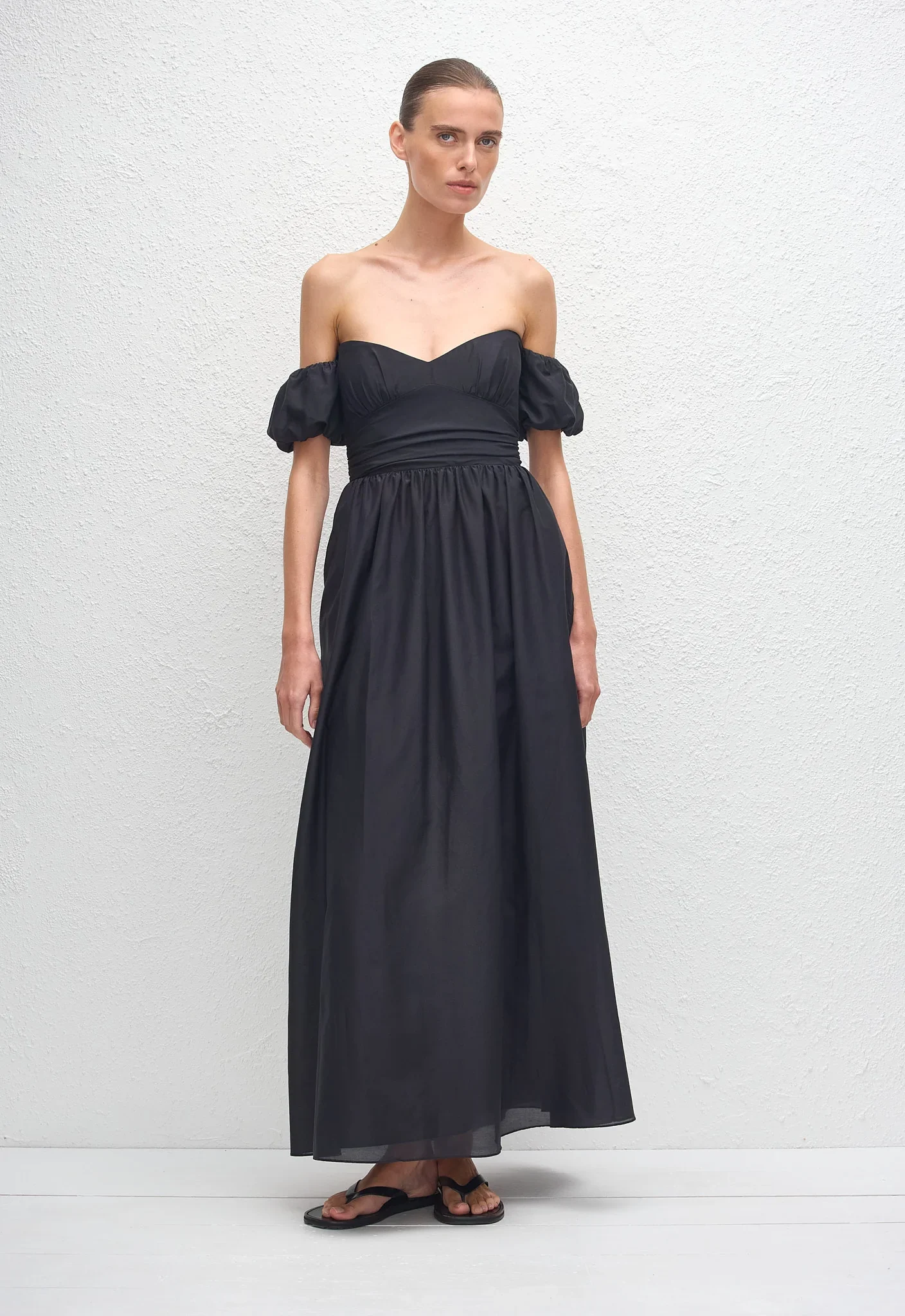 OFSDR-PL_BLACK_OFFSHOULDERMIDIDRESS_MODEL_ED1_26_Marie197_1440x.webp